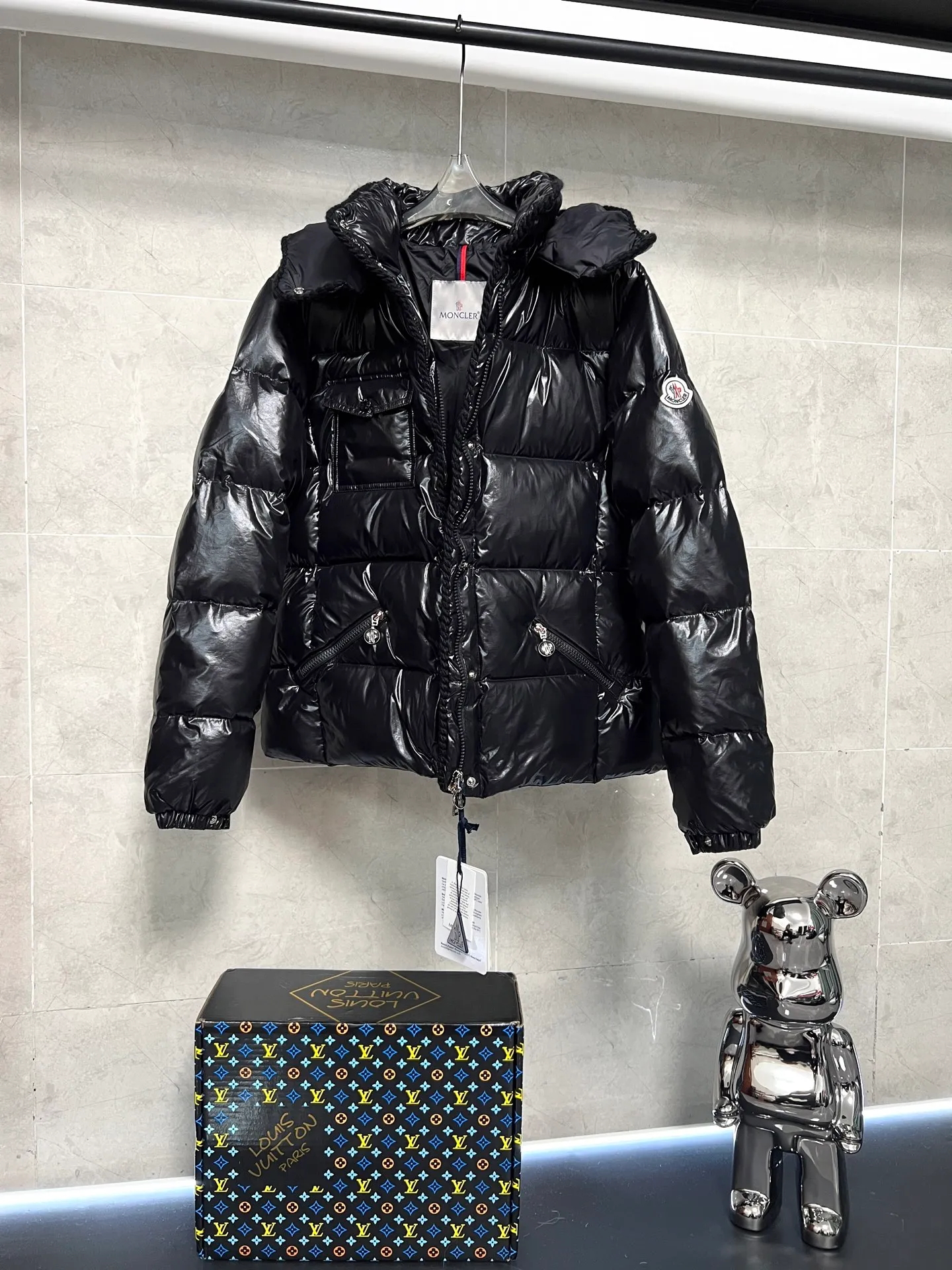 P900 Moncler Mouth GLAREINS Small Waist Hooded Floral Trimmed Small Waist Small Pocket Down Jacket The upgraded version of the small waist UP!! It is still a super slim waist style, with no-wash imitation wax leather fabric, and the brim collar and placket are matched with the same color twist braid design, which is full of elegance and suitable for various exquisite styles. A full set of hardware accessories, customized color matching snap buttons and sliders, 90 velvet filling. White Moonlight among the hottest items! Color: Black White Blue Red Size: 0123