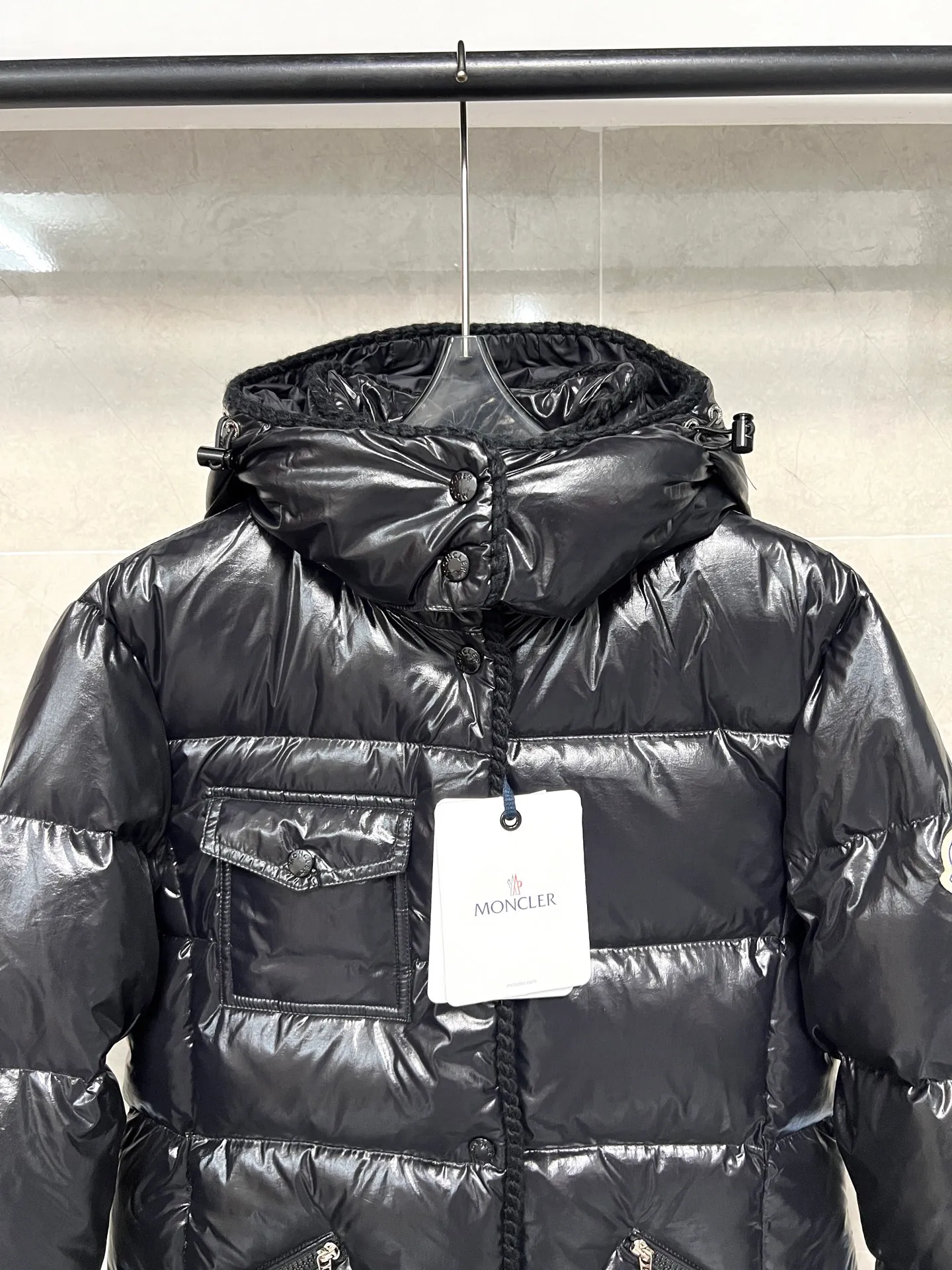 P900 Moncler Mouth GLAREINS Small Waist Hooded Floral Trimmed Small Waist Small Pocket Down Jacket The upgraded version of the small waist UP!! It is still a super slim waist style, with no-wash imitation wax leather fabric, and the brim collar and placket are matched with the same color twist braid design, which is full of elegance and suitable for various exquisite styles. A full set of hardware accessories, customized color matching snap buttons and sliders, 90 velvet filling. White Moonlight among the hottest items! Color: Black White Blue Red Size: 0123