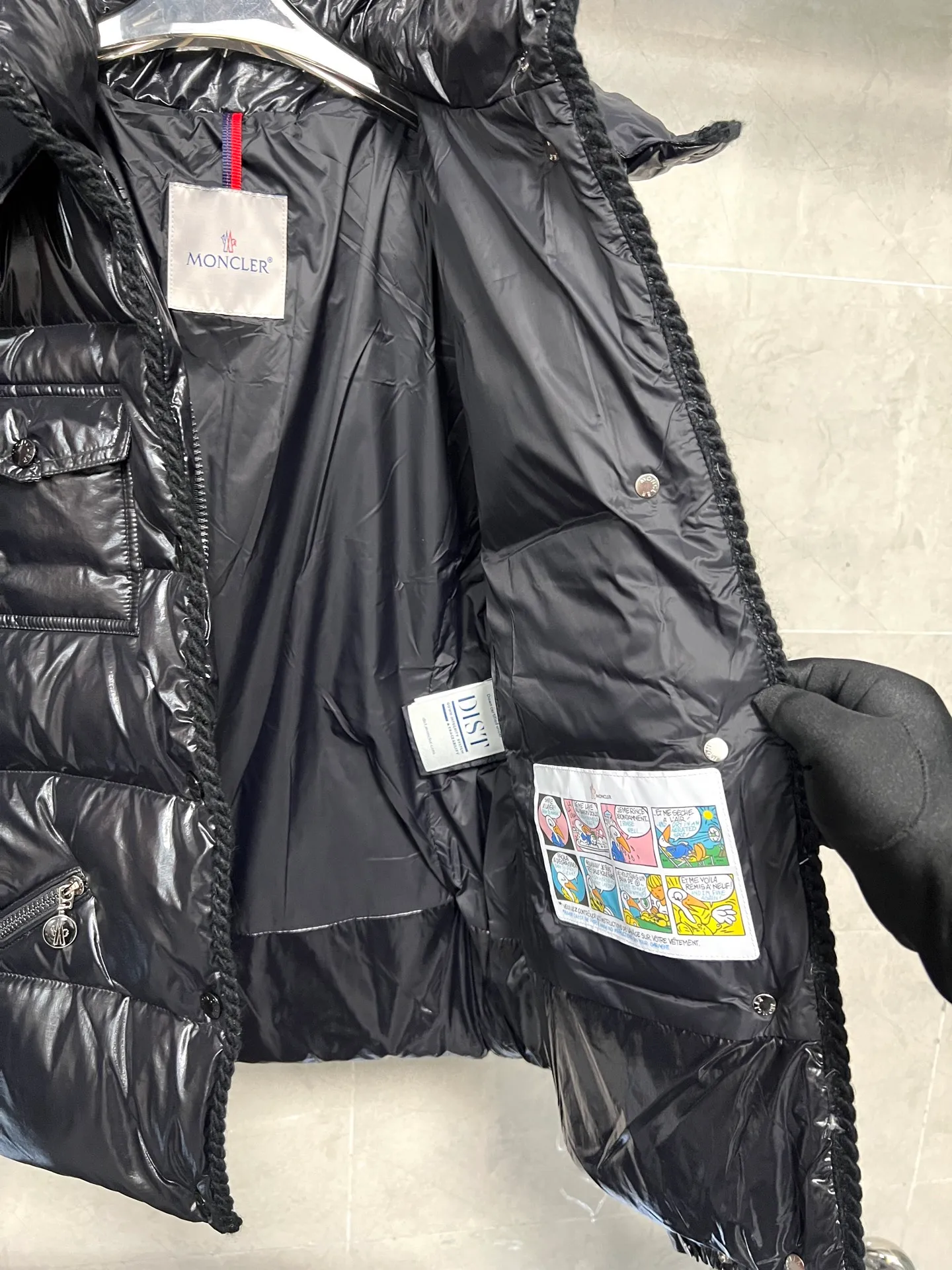 P900 Moncler Mouth GLAREINS Small Waist Hooded Floral Trimmed Small Waist Small Pocket Down Jacket The upgraded version of the small waist UP!! It is still a super slim waist style, with no-wash imitation wax leather fabric, and the brim collar and placket are matched with the same color twist braid design, which is full of elegance and suitable for various exquisite styles. A full set of hardware accessories, customized color matching snap buttons and sliders, 90 velvet filling. White Moonlight among the hottest items! Color: Black White Blue Red Size: 0123