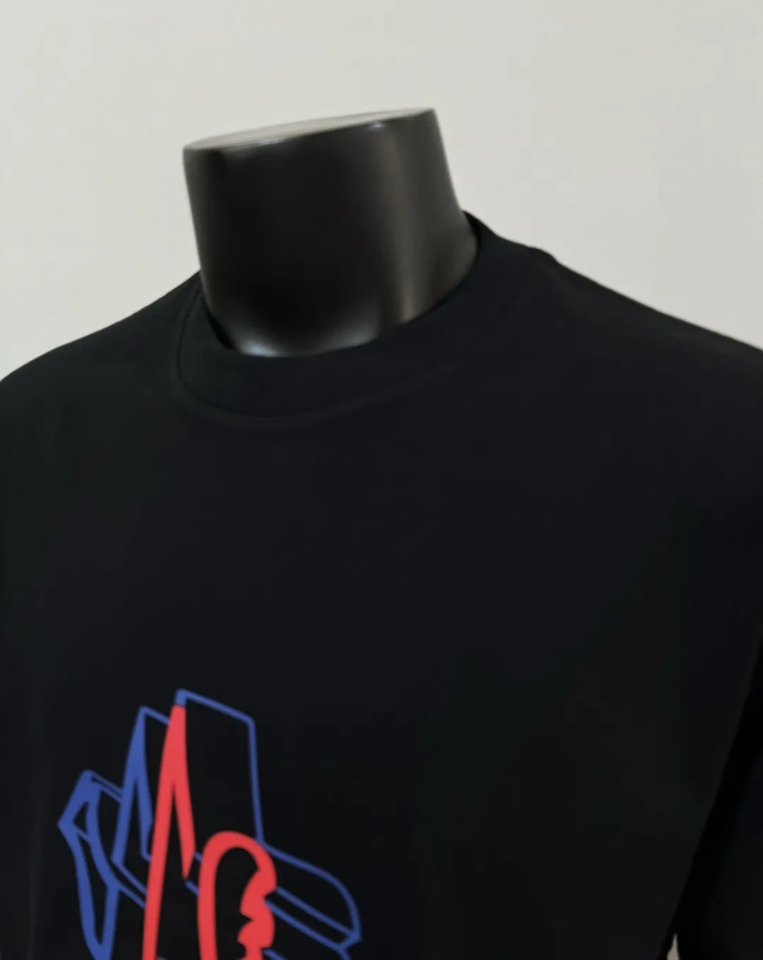 P140 Meng Mou MONCLER designer 2026ss soft rubber printed round neck short-sleeved T-shirt, with three-dimensional pattern and large logo. It is made of 240g double yarn 100% cotton fabric, imported woven thread, and the neckline is boned and not easy to change. Shape, factory high-temperature washing process, fabric is soft and breathable, does not shrink, NCF wash mark identification, details are in place and the upper body looks good, European size version, loose and suitable, color: black, white, size XS-L (can wear up to 200 pounds)