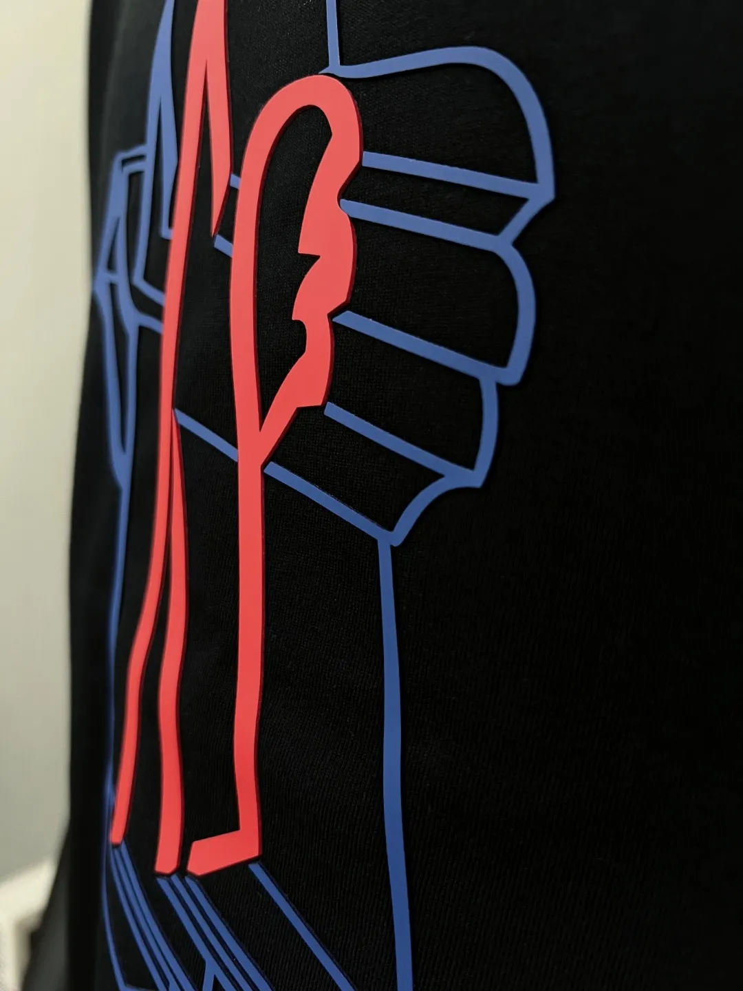 P140 Meng Mou MONCLER designer 2026ss soft rubber printed round neck short-sleeved T-shirt, with three-dimensional pattern and large logo. It is made of 240g double yarn 100% cotton fabric, imported woven thread, and the neckline is boned and not easy to change. Shape, factory high-temperature washing process, fabric is soft and breathable, does not shrink, NCF wash mark identification, details are in place and the upper body looks good, European size version, loose and suitable, color: black, white, size XS-L (can wear up to 200 pounds)