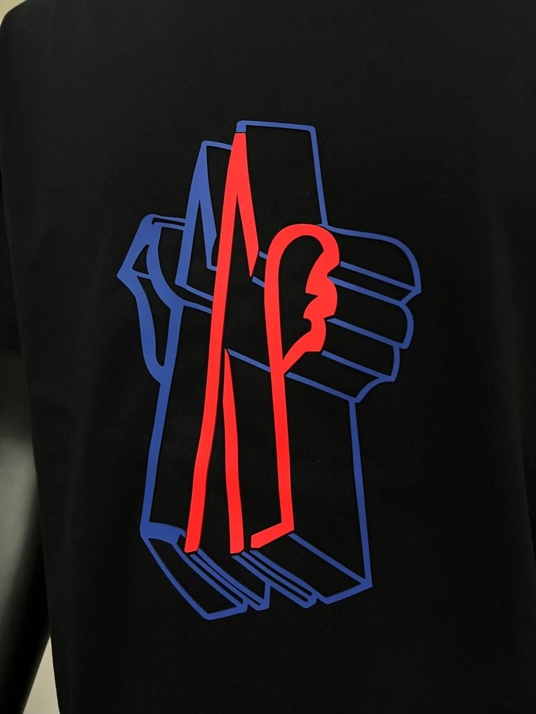 P140 Meng Mou MONCLER designer 2026ss soft rubber printed round neck short-sleeved T-shirt, with three-dimensional pattern and large logo. It is made of 240g double yarn 100% cotton fabric, imported woven thread, and the neckline is boned and not easy to change. Shape, factory high-temperature washing process, fabric is soft and breathable, does not shrink, NCF wash mark identification, details are in place and the upper body looks good, European size version, loose and suitable, color: black, white, size XS-L (can wear up to 200 pounds)