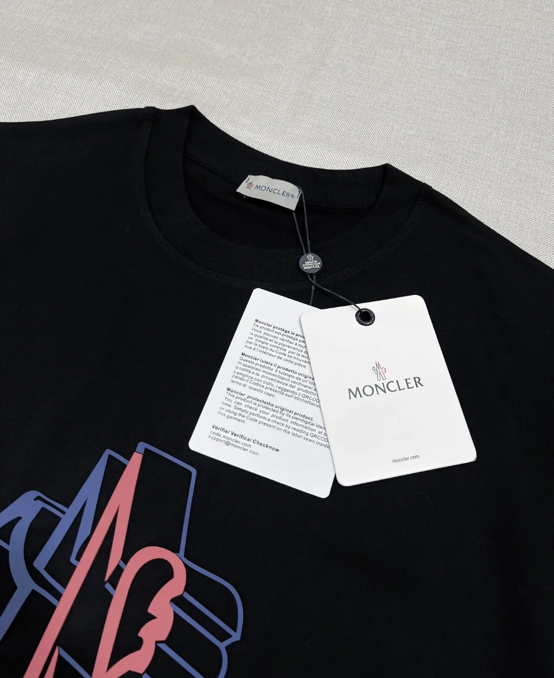 P140 Meng Mou MONCLER designer 2026ss soft rubber printed round neck short-sleeved T-shirt, with three-dimensional pattern and large logo. It is made of 240g double yarn 100% cotton fabric, imported woven thread, and the neckline is boned and not easy to change. Shape, factory high-temperature washing process, fabric is soft and breathable, does not shrink, NCF wash mark identification, details are in place and the upper body looks good, European size version, loose and suitable, color: black, white, size XS-L (can wear up to 200 pounds)