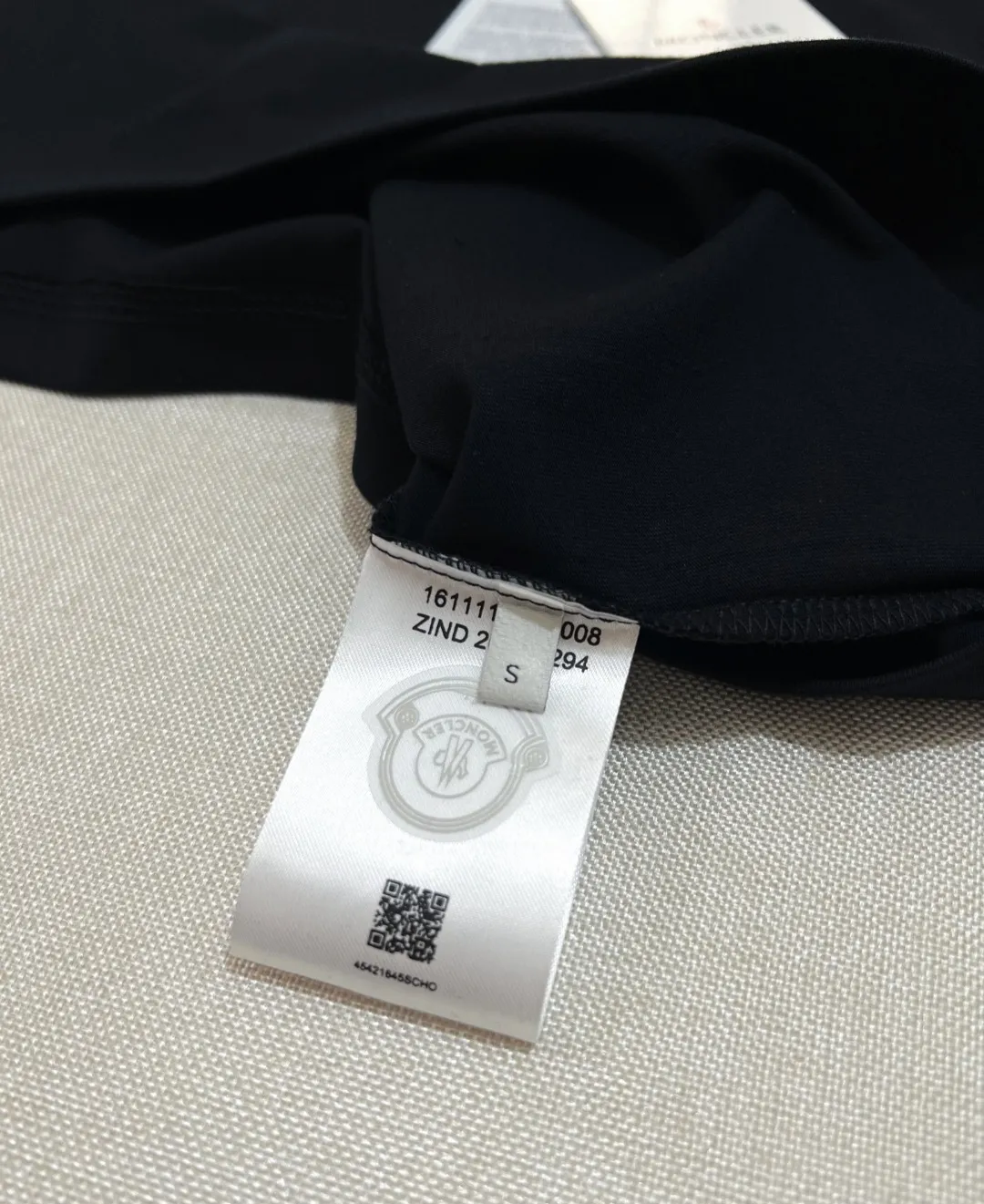 P140 Meng Mou MONCLER designer 2026ss soft rubber printed round neck short-sleeved T-shirt, with three-dimensional pattern and large logo. It is made of 240g double yarn 100% cotton fabric, imported woven thread, and the neckline is boned and not easy to change. Shape, factory high-temperature washing process, fabric is soft and breathable, does not shrink, NCF wash mark identification, details are in place and the upper body looks good, European size version, loose and suitable, color: black, white, size XS-L (can wear up to 200 pounds)