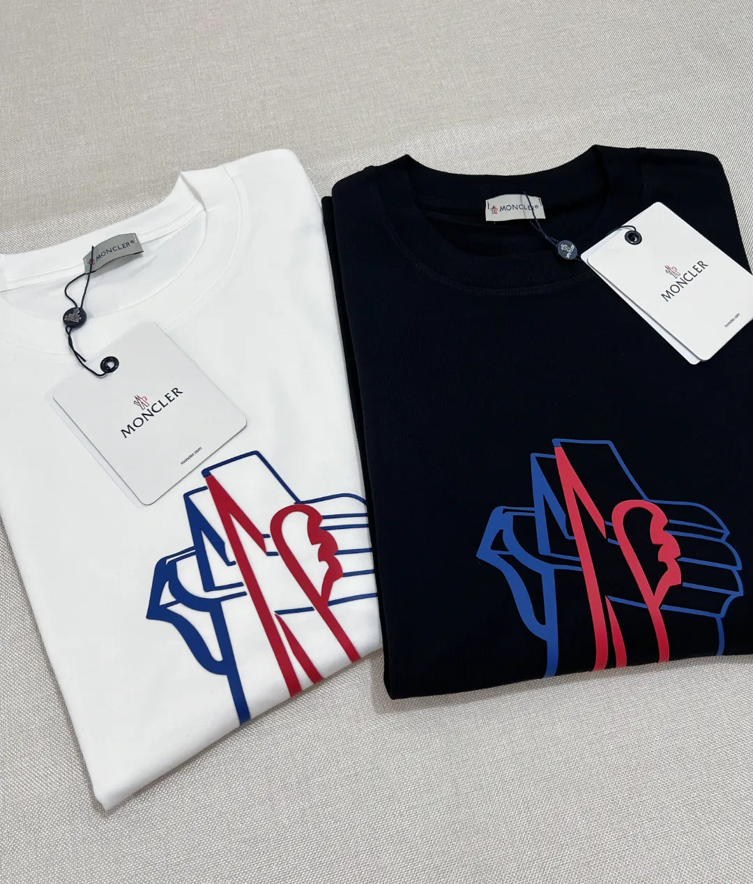 P140 Meng Mou MONCLER designer 2026ss soft rubber printed round neck short-sleeved T-shirt, with three-dimensional pattern and large logo. It is made of 240g double yarn 100% cotton fabric, imported woven thread, and the neckline is boned and not easy to change. Shape, factory high-temperature washing process, fabric is soft and breathable, does not shrink, NCF wash mark identification, details are in place and the upper body looks good, European size version, loose and suitable, color: black, white, size XS-L (can wear up to 200 pounds)