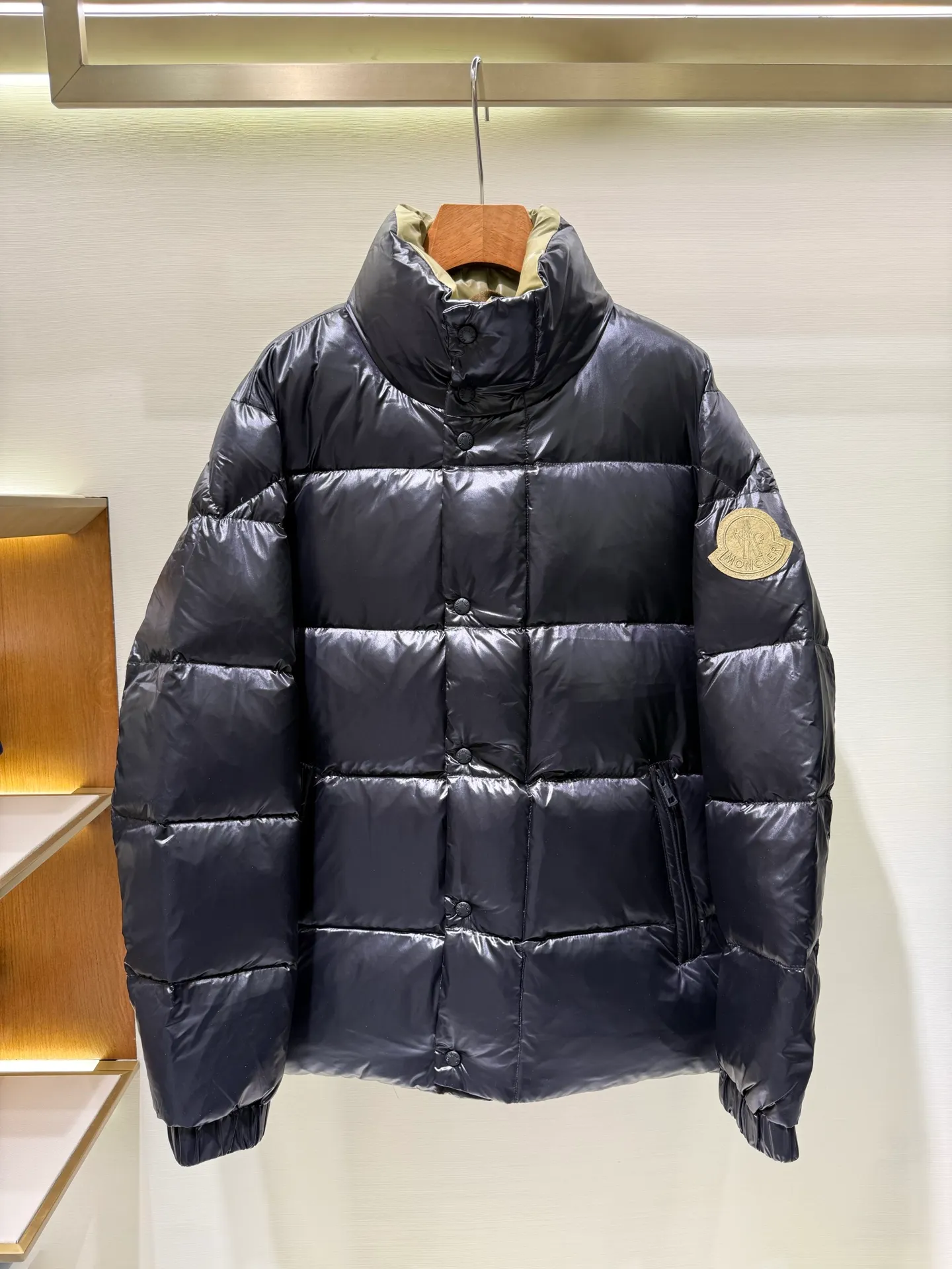 P1060 Moncler GENIUS x 1952 Dervo series co-branded down jacket The Genius down jacket is a men's series item that combines cutting-edge fabrics and streamlined silhouettes. Short design made from fine, soft and lightweight fabric that's functional. The zipper is embellished with discreet logo details, and the interior has a strap design.  Fabric: Made of fine soft fabric, fine soft lining, filled with down (90 white goose down) Craftsmanship: stand-up collar, zipper closure, embellished logo trim, side pockets with snap buttons, zippered interior pockets, elastic cuffs and hem (supports NFC chip sensing) Size: 1 2 3 4 5 5442040