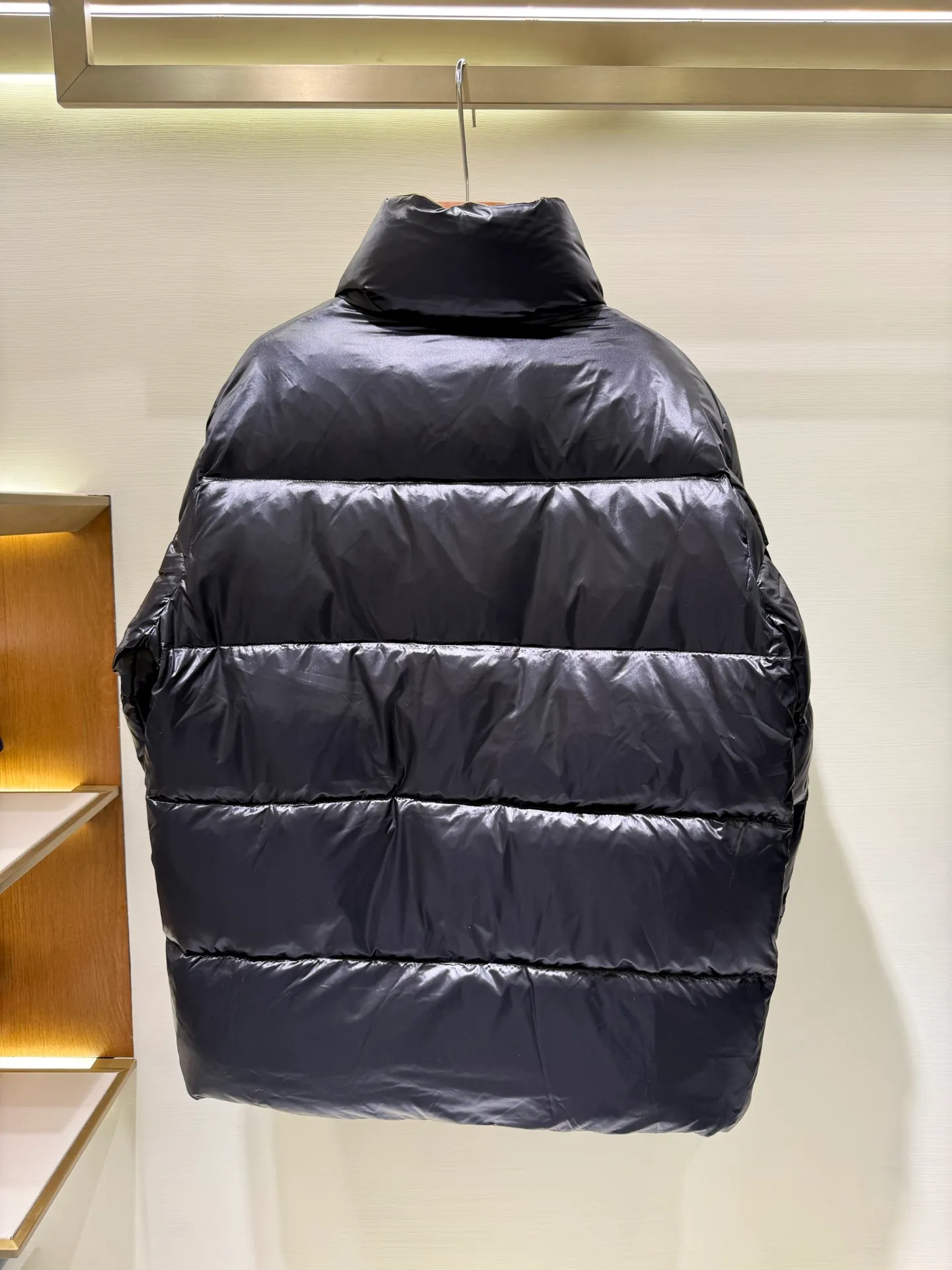 P1060 Moncler GENIUS x 1952 Dervo series co-branded down jacket The Genius down jacket is a men's series item that combines cutting-edge fabrics and streamlined silhouettes. Short design made from fine, soft and lightweight fabric that's functional. The zipper is embellished with discreet logo details, and the interior has a strap design.  Fabric: Made of fine soft fabric, fine soft lining, filled with down (90 white goose down) Craftsmanship: stand-up collar, zipper closure, embellished logo trim, side pockets with snap buttons, zippered interior pockets, elastic cuffs and hem (supports NFC chip sensing) Size: 1 2 3 4 5 5442040