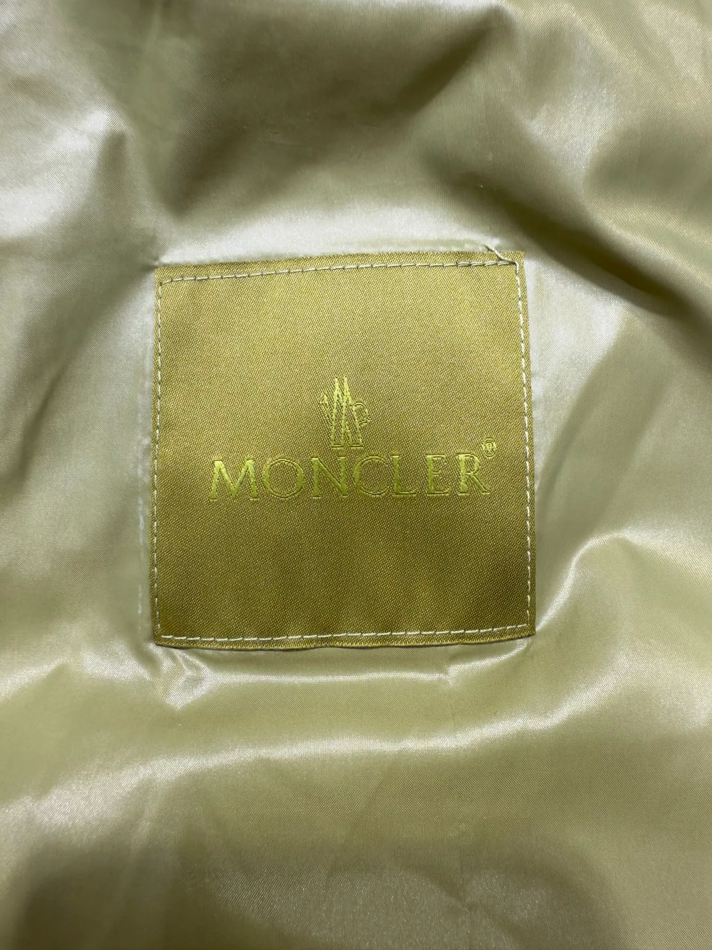 P1060 Moncler GENIUS x 1952 Dervo series co-branded down jacket The Genius down jacket is a men's series item that combines cutting-edge fabrics and streamlined silhouettes. Short design made from fine, soft and lightweight fabric that's functional. The zipper is embellished with discreet logo details, and the interior has a strap design.  Fabric: Made of fine soft fabric, fine soft lining, filled with down (90 white goose down) Craftsmanship: stand-up collar, zipper closure, embellished logo trim, side pockets with snap buttons, zippered interior pockets, elastic cuffs and hem (supports NFC chip sensing) Size: 1 2 3 4 5 5442040