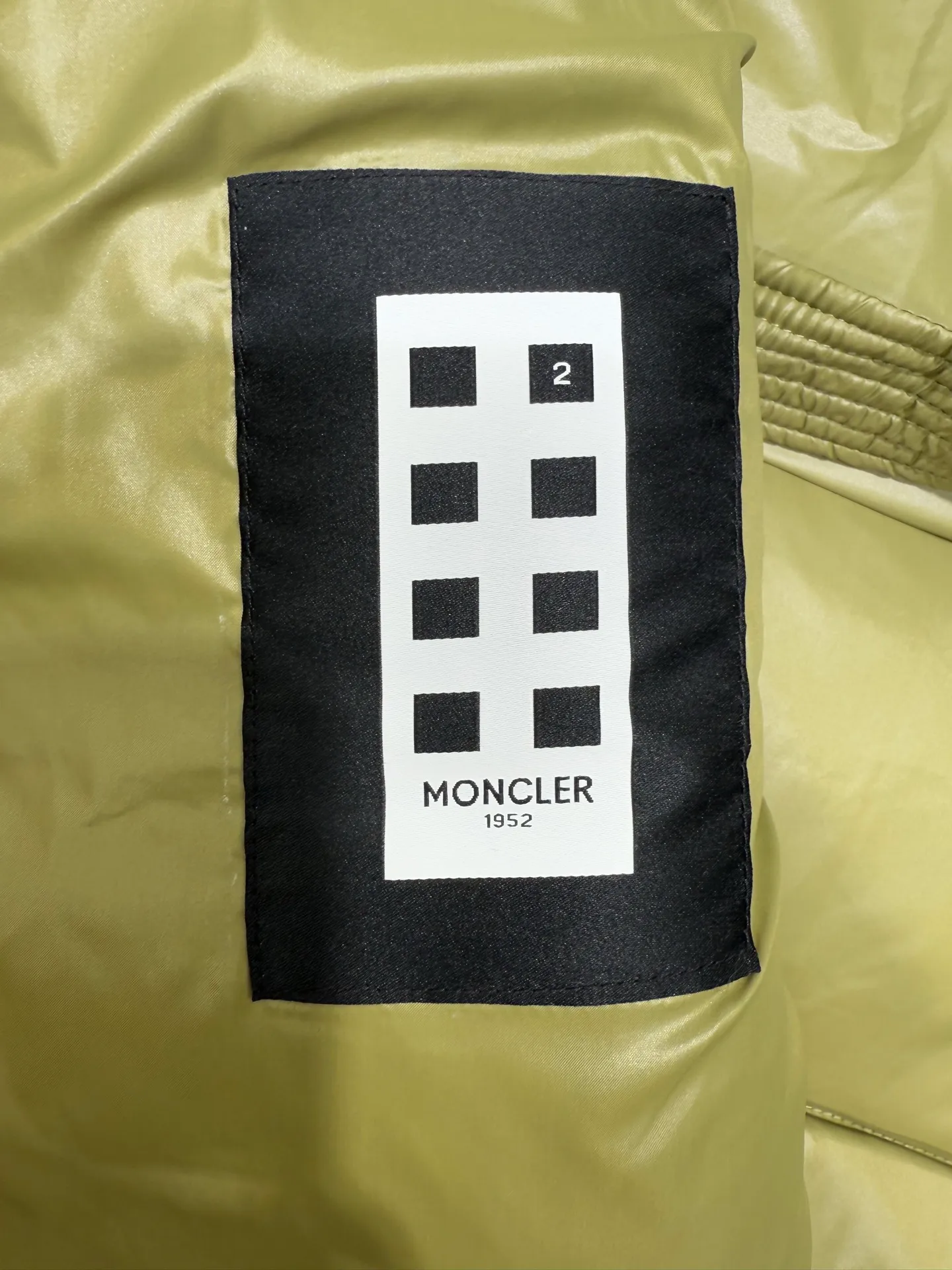 P1060 Moncler GENIUS x 1952 Dervo series co-branded down jacket The Genius down jacket is a men's series item that combines cutting-edge fabrics and streamlined silhouettes. Short design made from fine, soft and lightweight fabric that's functional. The zipper is embellished with discreet logo details, and the interior has a strap design.  Fabric: Made of fine soft fabric, fine soft lining, filled with down (90 white goose down) Craftsmanship: stand-up collar, zipper closure, embellished logo trim, side pockets with snap buttons, zippered interior pockets, elastic cuffs and hem (supports NFC chip sensing) Size: 1 2 3 4 5 5442040