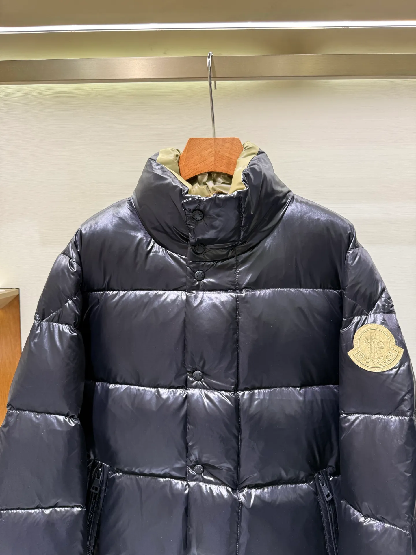 P1060 Moncler GENIUS x 1952 Dervo series co-branded down jacket The Genius down jacket is a men's series item that combines cutting-edge fabrics and streamlined silhouettes. Short design made from fine, soft and lightweight fabric that's functional. The zipper is embellished with discreet logo details, and the interior has a strap design.  Fabric: Made of fine soft fabric, fine soft lining, filled with down (90 white goose down) Craftsmanship: stand-up collar, zipper closure, embellished logo trim, side pockets with snap buttons, zippered interior pockets, elastic cuffs and hem (supports NFC chip sensing) Size: 1 2 3 4 5 5442040