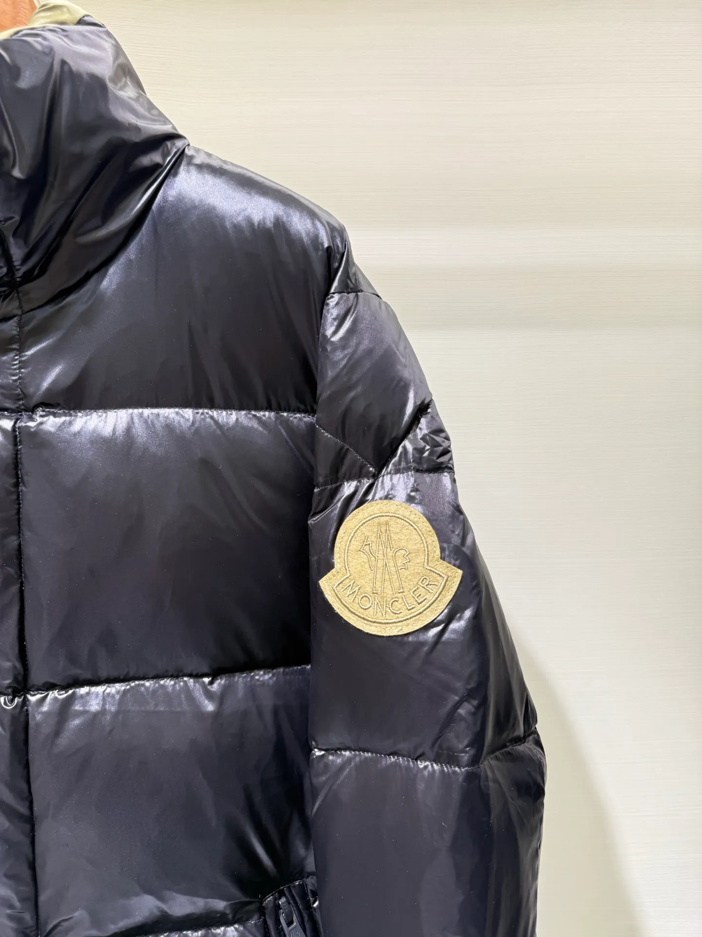 P1060 Moncler GENIUS x 1952 Dervo series co-branded down jacket The Genius down jacket is a men's series item that combines cutting-edge fabrics and streamlined silhouettes. Short design made from fine, soft and lightweight fabric that's functional. The zipper is embellished with discreet logo details, and the interior has a strap design.  Fabric: Made of fine soft fabric, fine soft lining, filled with down (90 white goose down) Craftsmanship: stand-up collar, zipper closure, embellished logo trim, side pockets with snap buttons, zippered interior pockets, elastic cuffs and hem (supports NFC chip sensing) Size: 1 2 3 4 5 5442040