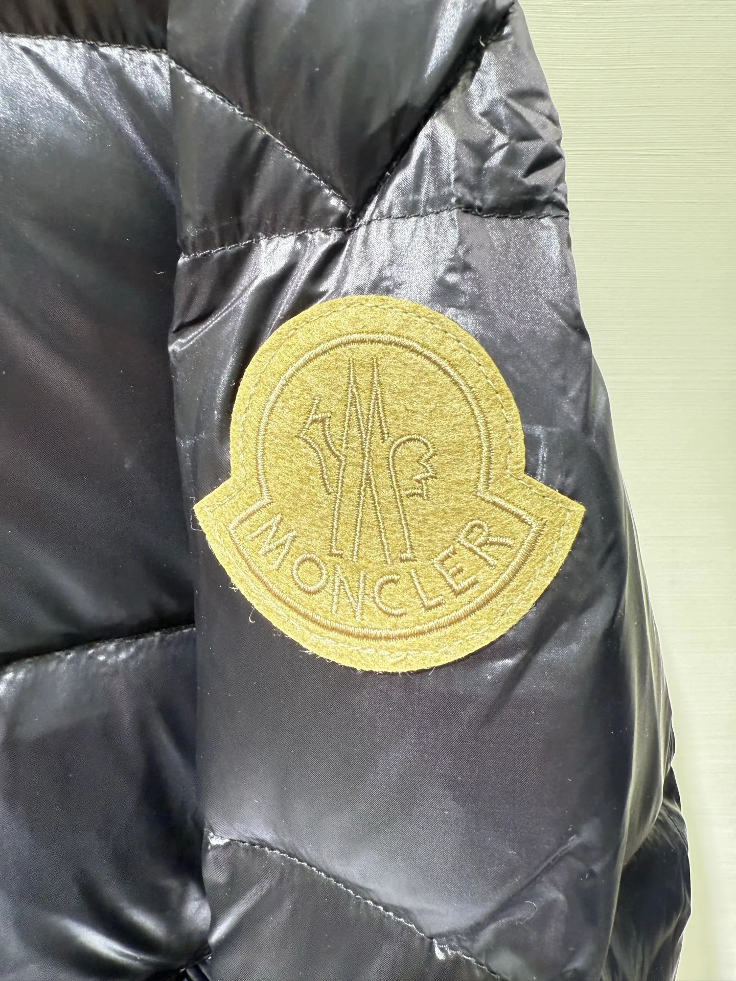 P1060 Moncler GENIUS x 1952 Dervo series co-branded down jacket The Genius down jacket is a men's series item that combines cutting-edge fabrics and streamlined silhouettes. Short design made from fine, soft and lightweight fabric that's functional. The zipper is embellished with discreet logo details, and the interior has a strap design.  Fabric: Made of fine soft fabric, fine soft lining, filled with down (90 white goose down) Craftsmanship: stand-up collar, zipper closure, embellished logo trim, side pockets with snap buttons, zippered interior pockets, elastic cuffs and hem (supports NFC chip sensing) Size: 1 2 3 4 5 5442040
