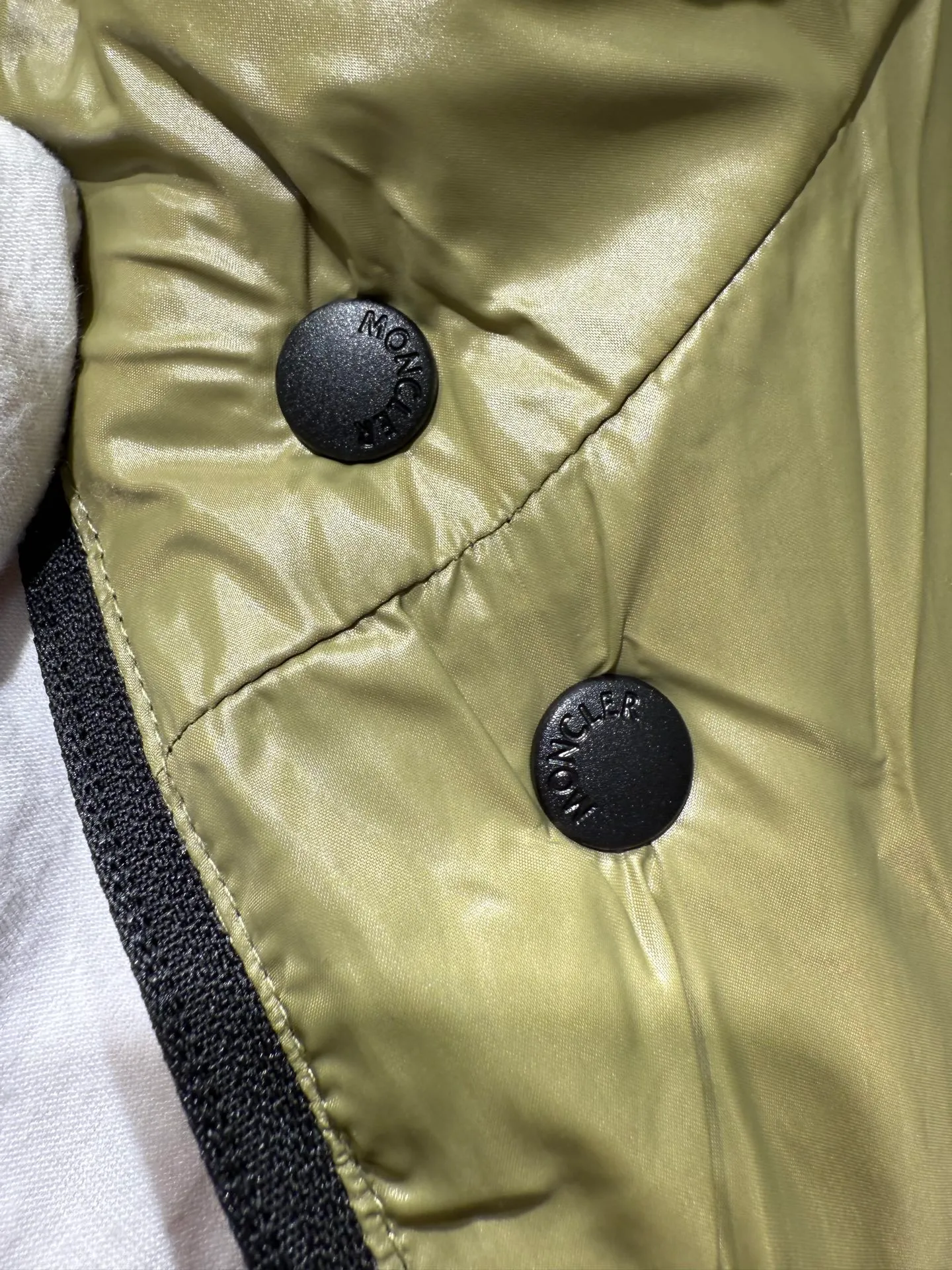 P1060 Moncler GENIUS x 1952 Dervo series co-branded down jacket The Genius down jacket is a men's series item that combines cutting-edge fabrics and streamlined silhouettes. Short design made from fine, soft and lightweight fabric that's functional. The zipper is embellished with discreet logo details, and the interior has a strap design.  Fabric: Made of fine soft fabric, fine soft lining, filled with down (90 white goose down) Craftsmanship: stand-up collar, zipper closure, embellished logo trim, side pockets with snap buttons, zippered interior pockets, elastic cuffs and hem (supports NFC chip sensing) Size: 1 2 3 4 5 5442040