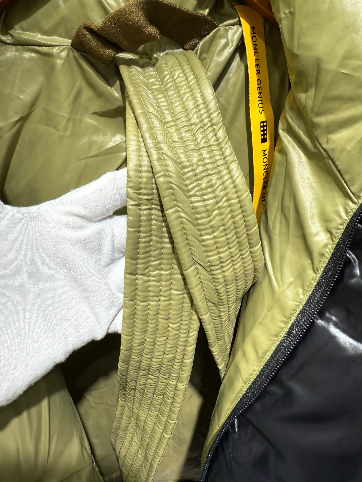 P1060 Moncler GENIUS x 1952 Dervo series co-branded down jacket The Genius down jacket is a men's series item that combines cutting-edge fabrics and streamlined silhouettes. Short design made from fine, soft and lightweight fabric that's functional. The zipper is embellished with discreet logo details, and the interior has a strap design.  Fabric: Made of fine soft fabric, fine soft lining, filled with down (90 white goose down) Craftsmanship: stand-up collar, zipper closure, embellished logo trim, side pockets with snap buttons, zippered interior pockets, elastic cuffs and hem (supports NFC chip sensing) Size: 1 2 3 4 5 5442040
