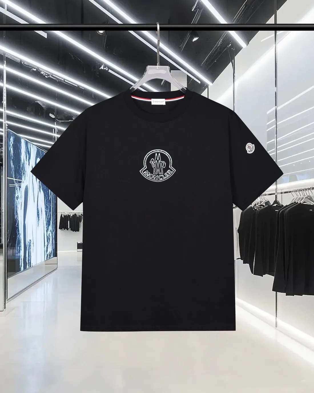 P150 MONCLER/Muzzled 300g pure cotton round neck short-sleeved T-shirt Brand classic Badge letter LOGO embossed process 2025ss official synchronization High version High quality Fashionable personality Versatile trend Pure original quality Original fabric Hang tag Collar label Washed wheat Complete three standards Color: Black. White. Size: S M L XL XXL