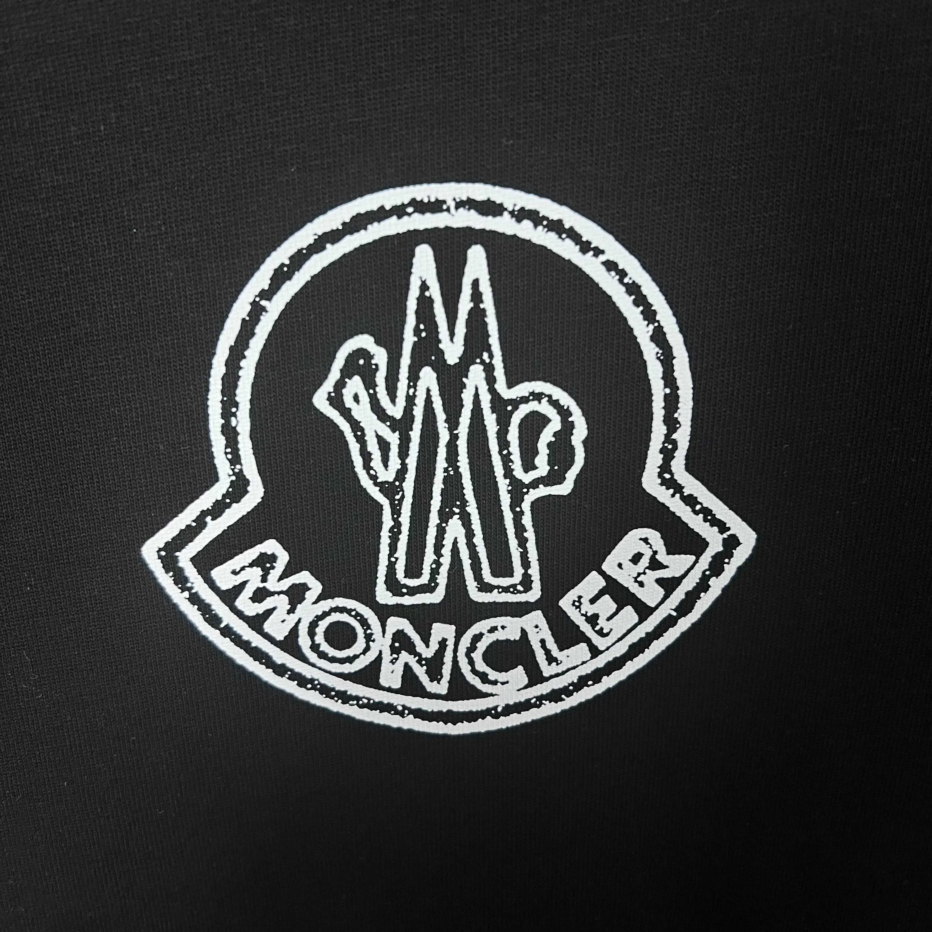 P150 MONCLER/Muzzled 300g pure cotton round neck short-sleeved T-shirt Brand classic Badge letter LOGO embossed process 2025ss official synchronization High version High quality Fashionable personality Versatile trend Pure original quality Original fabric Hang tag Collar label Washed wheat Complete three standards Color: Black. White. Size: S M L XL XXL