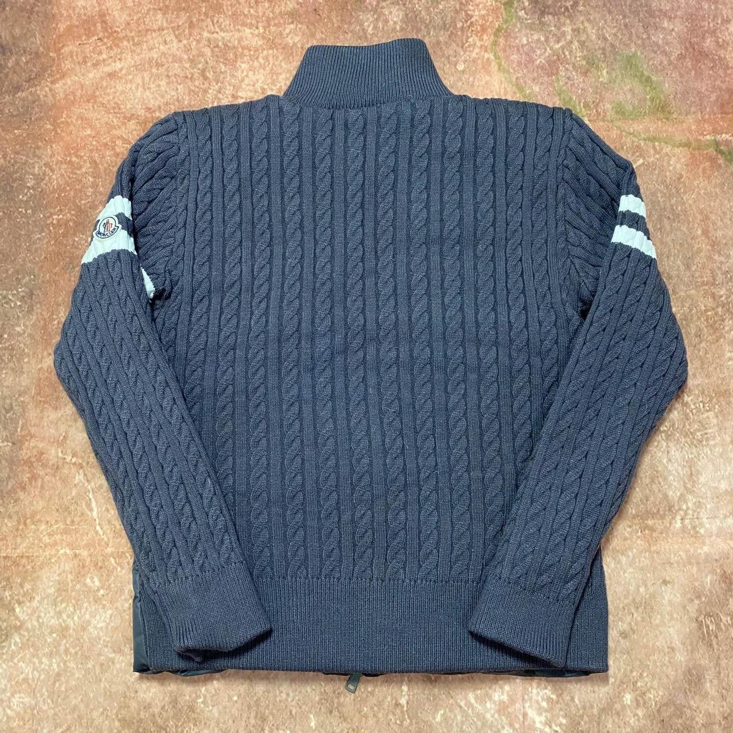 P680 top ceiling, different from junk goods in the market] Moncler's new winter stand-up collar wool knitted splicing down, the whole set is lined with windproof and warm, the official website is synchronized, the same style for men and women, using 90 white duck down, the whole upper body is light, comfortable, simple, luxurious, exquisite and versatile, a high-end luxury item, a style with outstanding temperament, made in classic college style The knitted part is spliced with 37 wool, and the soft and elegant knitted sleeve splicing design adds to the unique luxury retro style. The classic LOGO craftsmanship on the sleeves perfectly highlights the brand performance and recognition of this style. Stand-up collar design Fitted straight version, zipper closure, M knitted splicing down front with 90 down filling, the splicing is made of wool, the sleeves are decorated with patch badges, and the stand-up collar zipper closure Double side pocket design is practical and convenient❗️ The overall shape configuration is also biased toward slimming to create an upper body that can better modify the lines and beauty of the body shape. The hands and feet naturally have a sense of high-end accent. The sleeves are made of knitted material, which has both comfort and style, elegance and nobility. The stitching uses the first line and then separated velvet filling technology. The craftsmanship is very sophisticated and there is no velvet running! The four-layer inner liner further reduces the possibility of velvet lining on the inside! It truly locks the down and the temperature! High-quality down! European standard 90 down standard! There is no choice in fill power, down filling, and feel! You can hardly feel the lint, let alone worry about velvet problem. Produced by a large factory, with original hardware and accessories, and fine workmanship! The same patchwork knitted quilted down stand collar for men and women is available simultaneously on the official website!  Size S-2XL Color: Iceland Gray