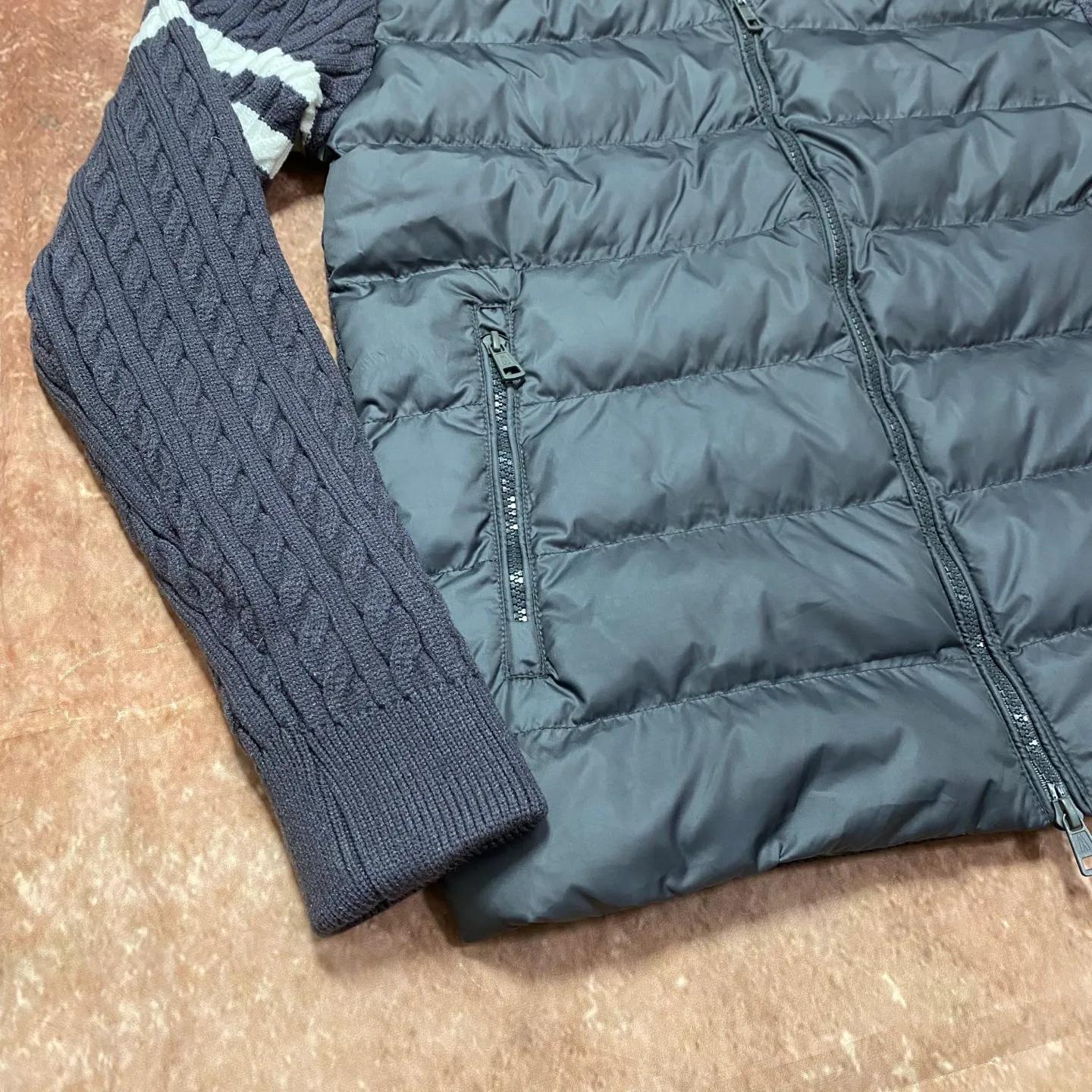 P680 top ceiling, different from junk goods in the market] Moncler's new winter stand-up collar wool knitted splicing down, the whole set is lined with windproof and warm, the official website is synchronized, the same style for men and women, using 90 white duck down, the whole upper body is light, comfortable, simple, luxurious, exquisite and versatile, a high-end luxury item, a style with outstanding temperament, made in classic college style The knitted part is spliced with 37 wool, and the soft and elegant knitted sleeve splicing design adds to the unique luxury retro style. The classic LOGO craftsmanship on the sleeves perfectly highlights the brand performance and recognition of this style. Stand-up collar design Fitted straight version, zipper closure, M knitted splicing down front with 90 down filling, the splicing is made of wool, the sleeves are decorated with patch badges, and the stand-up collar zipper closure Double side pocket design is practical and convenient❗️ The overall shape configuration is also biased toward slimming to create an upper body that can better modify the lines and beauty of the body shape. The hands and feet naturally have a sense of high-end accent. The sleeves are made of knitted material, which has both comfort and style, elegance and nobility. The stitching uses the first line and then separated velvet filling technology. The craftsmanship is very sophisticated and there is no velvet running! The four-layer inner liner further reduces the possibility of velvet lining on the inside! It truly locks the down and the temperature! High-quality down! European standard 90 down standard! There is no choice in fill power, down filling, and feel! You can hardly feel the lint, let alone worry about velvet problem. Produced by a large factory, with original hardware and accessories, and fine workmanship! The same patchwork knitted quilted down stand collar for men and women is available simultaneously on the official website!  Size S-2XL Color: Iceland Gray