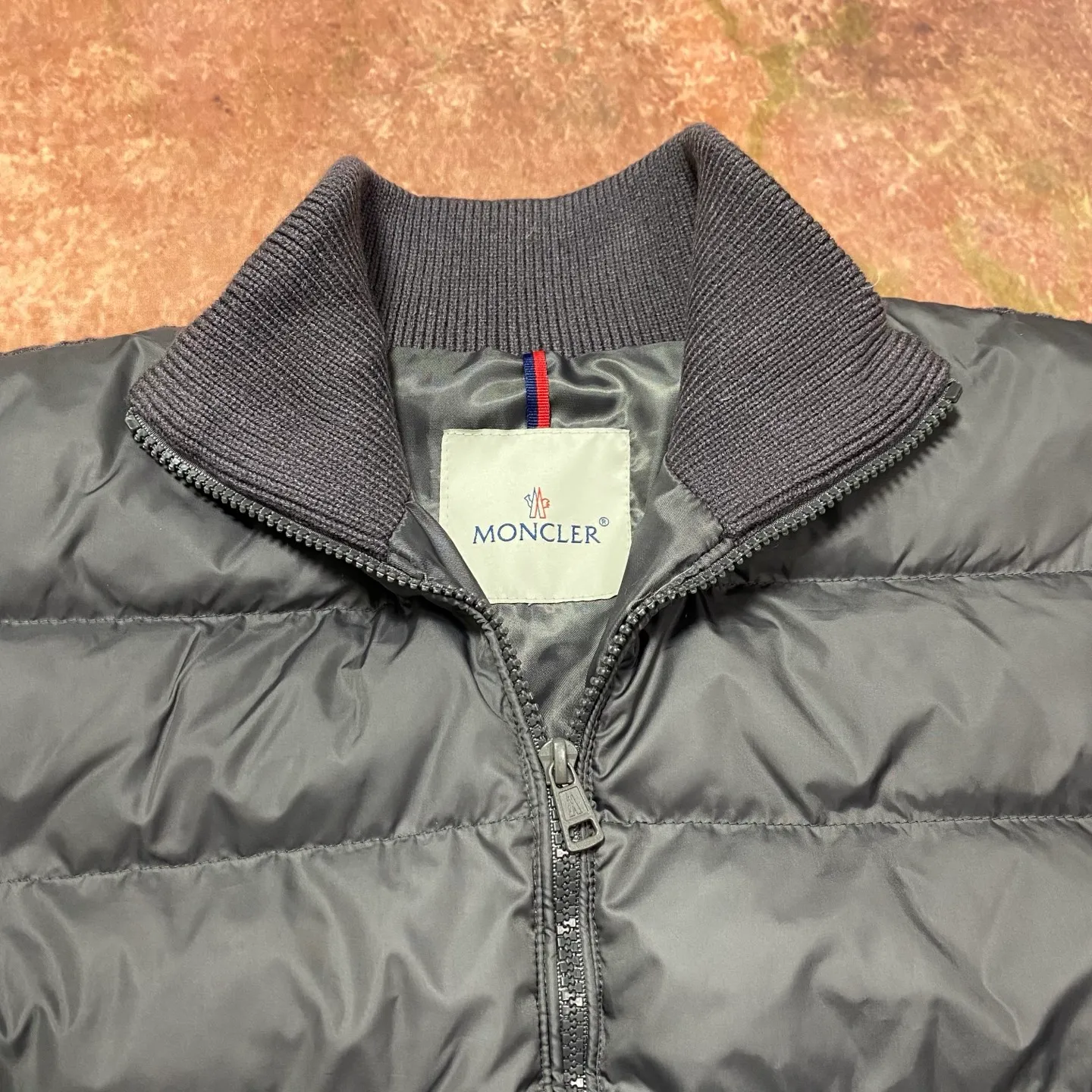 P680 top ceiling, different from junk goods in the market] Moncler's new winter stand-up collar wool knitted splicing down, the whole set is lined with windproof and warm, the official website is synchronized, the same style for men and women, using 90 white duck down, the whole upper body is light, comfortable, simple, luxurious, exquisite and versatile, a high-end luxury item, a style with outstanding temperament, made in classic college style The knitted part is spliced with 37 wool, and the soft and elegant knitted sleeve splicing design adds to the unique luxury retro style. The classic LOGO craftsmanship on the sleeves perfectly highlights the brand performance and recognition of this style. Stand-up collar design Fitted straight version, zipper closure, M knitted splicing down front with 90 down filling, the splicing is made of wool, the sleeves are decorated with patch badges, and the stand-up collar zipper closure Double side pocket design is practical and convenient❗️ The overall shape configuration is also biased toward slimming to create an upper body that can better modify the lines and beauty of the body shape. The hands and feet naturally have a sense of high-end accent. The sleeves are made of knitted material, which has both comfort and style, elegance and nobility. The stitching uses the first line and then separated velvet filling technology. The craftsmanship is very sophisticated and there is no velvet running! The four-layer inner liner further reduces the possibility of velvet lining on the inside! It truly locks the down and the temperature! High-quality down! European standard 90 down standard! There is no choice in fill power, down filling, and feel! You can hardly feel the lint, let alone worry about velvet problem. Produced by a large factory, with original hardware and accessories, and fine workmanship! The same patchwork knitted quilted down stand collar for men and women is available simultaneously on the official website!  Size S-2XL Color: Iceland Gray