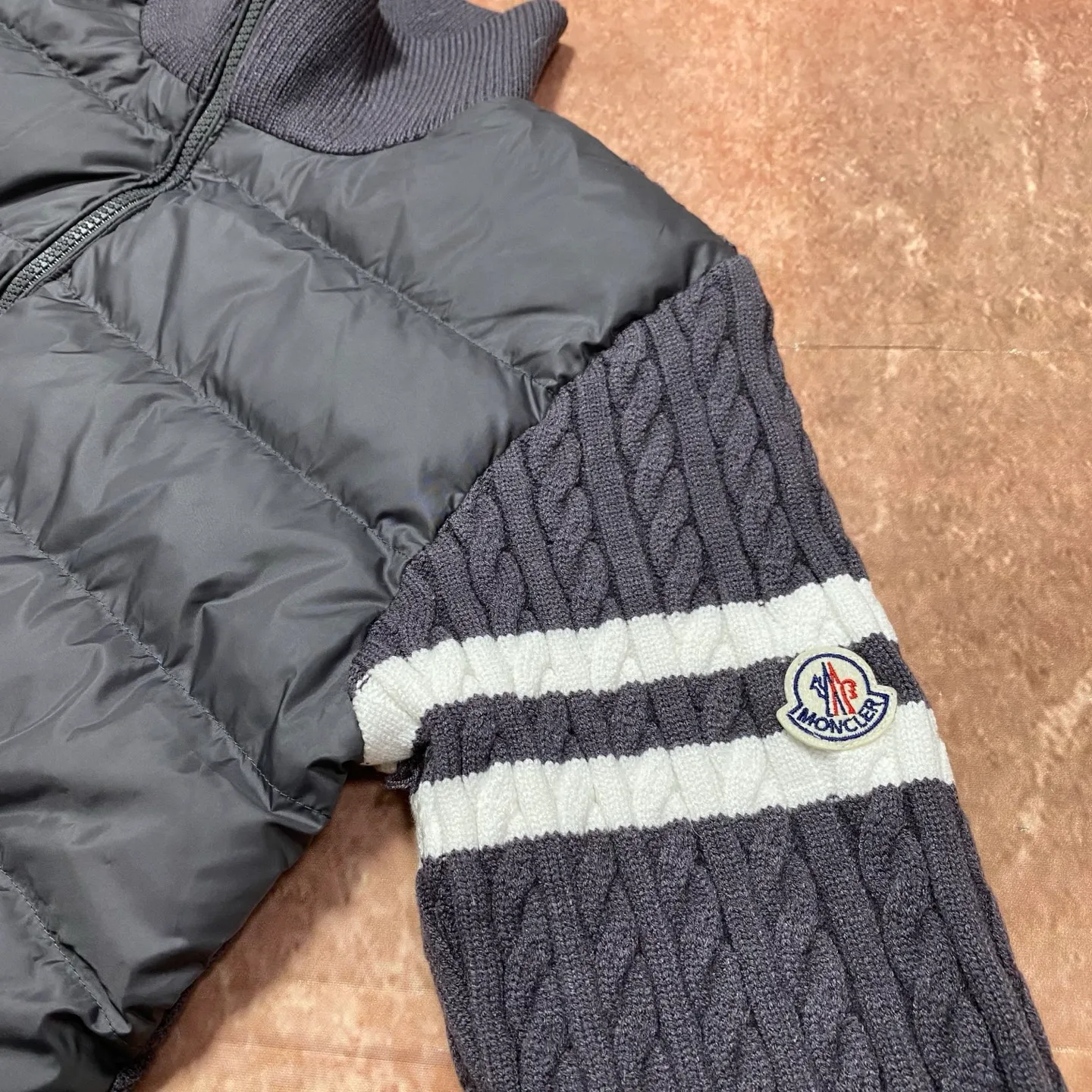 P680 top ceiling, different from junk goods in the market] Moncler's new winter stand-up collar wool knitted splicing down, the whole set is lined with windproof and warm, the official website is synchronized, the same style for men and women, using 90 white duck down, the whole upper body is light, comfortable, simple, luxurious, exquisite and versatile, a high-end luxury item, a style with outstanding temperament, made in classic college style The knitted part is spliced with 37 wool, and the soft and elegant knitted sleeve splicing design adds to the unique luxury retro style. The classic LOGO craftsmanship on the sleeves perfectly highlights the brand performance and recognition of this style. Stand-up collar design Fitted straight version, zipper closure, M knitted splicing down front with 90 down filling, the splicing is made of wool, the sleeves are decorated with patch badges, and the stand-up collar zipper closure Double side pocket design is practical and convenient❗️ The overall shape configuration is also biased toward slimming to create an upper body that can better modify the lines and beauty of the body shape. The hands and feet naturally have a sense of high-end accent. The sleeves are made of knitted material, which has both comfort and style, elegance and nobility. The stitching uses the first line and then separated velvet filling technology. The craftsmanship is very sophisticated and there is no velvet running! The four-layer inner liner further reduces the possibility of velvet lining on the inside! It truly locks the down and the temperature! High-quality down! European standard 90 down standard! There is no choice in fill power, down filling, and feel! You can hardly feel the lint, let alone worry about velvet problem. Produced by a large factory, with original hardware and accessories, and fine workmanship! The same patchwork knitted quilted down stand collar for men and women is available simultaneously on the official website!  Size S-2XL Color: Iceland Gray
