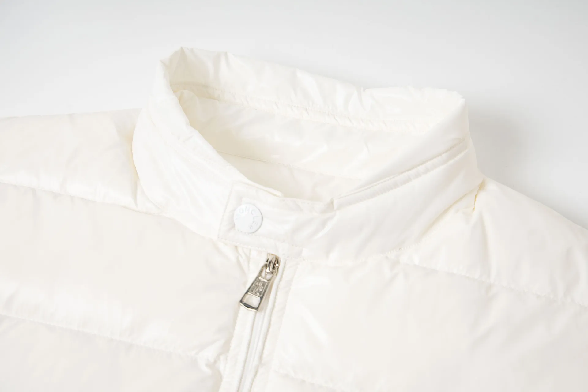 P590 model number: G114 Moncler's new stand-up collar vest down jacket top 1️⃣The fabric is made of advanced custom-made bright nylon and is completely the same as the original version. The fabric details and hardware are truly the same as the original version, and the details are impeccable! 2️⃣Super smooth two-way zipper, the zipper and color remain the same color. Detachable oversized windproof down hood, connected with five snap buttons of the same color. One circle is designed with an adjustable elastic drawstring, and there are oblique closed pockets on both sides. There are also pockets on the chest and sleeves inside! 3️⃣It is very youthful and energetic, and can be easily worn by both men and women. It is very in line with the fashion aesthetic concepts of today's young people! 4️⃣Full set of customized accessories, complete with three standards, same style for men and women, a must-have for couples. Color: black, white, size: 1.2.3.4.5.6