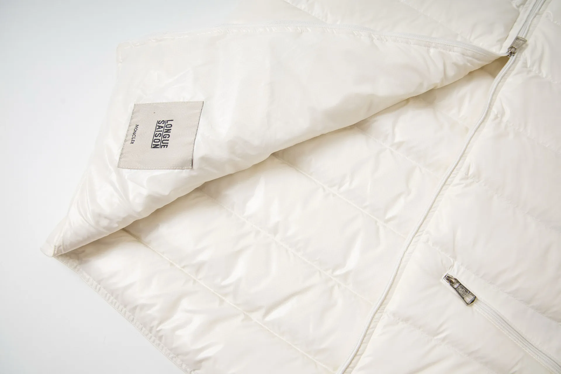 P590 model number: G114 Moncler's new stand-up collar vest down jacket top 1️⃣The fabric is made of advanced custom-made bright nylon and is completely the same as the original version. The fabric details and hardware are truly the same as the original version, and the details are impeccable! 2️⃣Super smooth two-way zipper, the zipper and color remain the same color. Detachable oversized windproof down hood, connected with five snap buttons of the same color. One circle is designed with an adjustable elastic drawstring, and there are oblique closed pockets on both sides. There are also pockets on the chest and sleeves inside! 3️⃣It is very youthful and energetic, and can be easily worn by both men and women. It is very in line with the fashion aesthetic concepts of today's young people! 4️⃣Full set of customized accessories, complete with three standards, same style for men and women, a must-have for couples. Color: black, white, size: 1.2.3.4.5.6