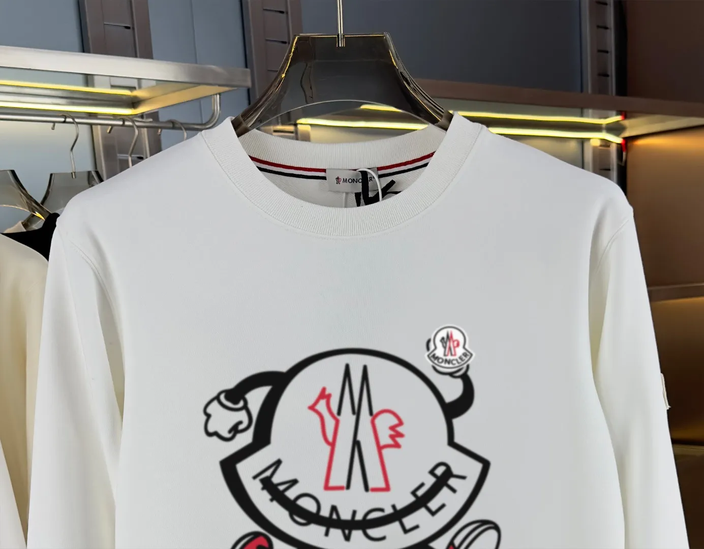 P210 High-version sweatshirt) [Long-term stock] 〖𝐌𝐎𝐍𝐂𝐋𝐄𝐑~Mask〗 Made of 440g heavy-weight fabric. It is different from the market currency. It can be matched with any variety and is properly handsome. 😎The whole dress is made of double waistcoats. The double waistcoats make the whole dress more three-dimensional. Not ordinary factories can do such fine work. 2025 Spring runway version of the T stage, on sale at the counter, round neck terry sweatshirt, high-end double-strand pure cotton, custom-made stretch ribs, dyed in the same vat, complete with three standards, matched with exquisite embroidered LOGO on the chest, simple and advanced, same style for men and women. Color: black, apricot, white, size: S M L XL 2XL