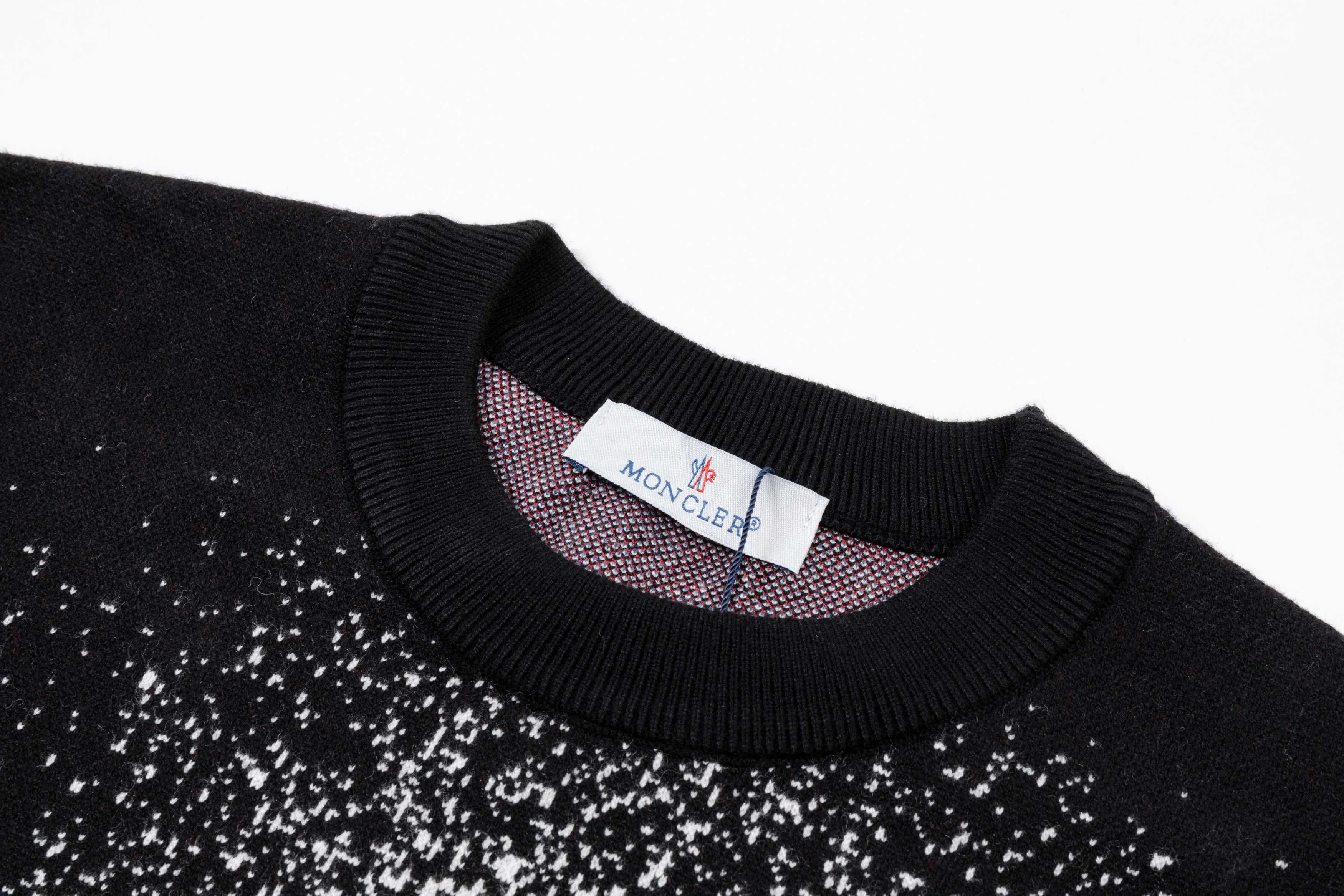 P320 MONCLER 25ss new round neck sweater. Original fabric. Made of custom-made natural medium-thick imported wool gauze. It feels very comfortable and smooth. The version is quite wide and stylish. Produced by a first-line brand factory. Woven by imported machines. It is very soft and skin-friendly. It will not deform after long-term wear. The latest autumn and winter style. Fashionable and personalized. Super versatile and good-looking. Very suitable for both men and women. A must-have for everyone. Color: royal blue black Size: M-3XL