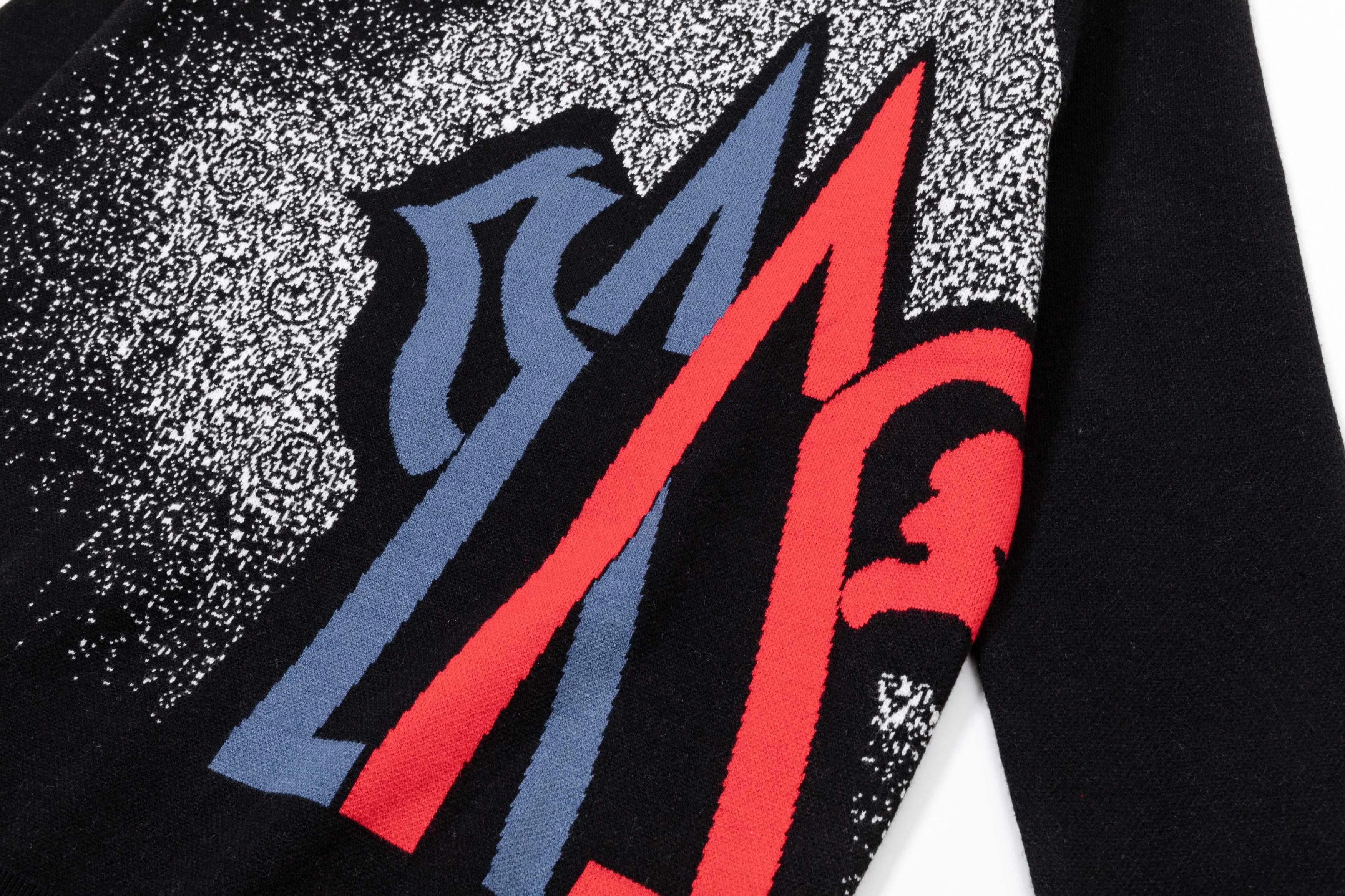 P320 MONCLER 25ss new round neck sweater. Original fabric. Made of custom-made natural medium-thick imported wool gauze. It feels very comfortable and smooth. The version is quite wide and stylish. Produced by a first-line brand factory. Woven by imported machines. It is very soft and skin-friendly. It will not deform after long-term wear. The latest autumn and winter style. Fashionable and personalized. Super versatile and good-looking. Very suitable for both men and women. A must-have for everyone. Color: royal blue black Size: M-3XL