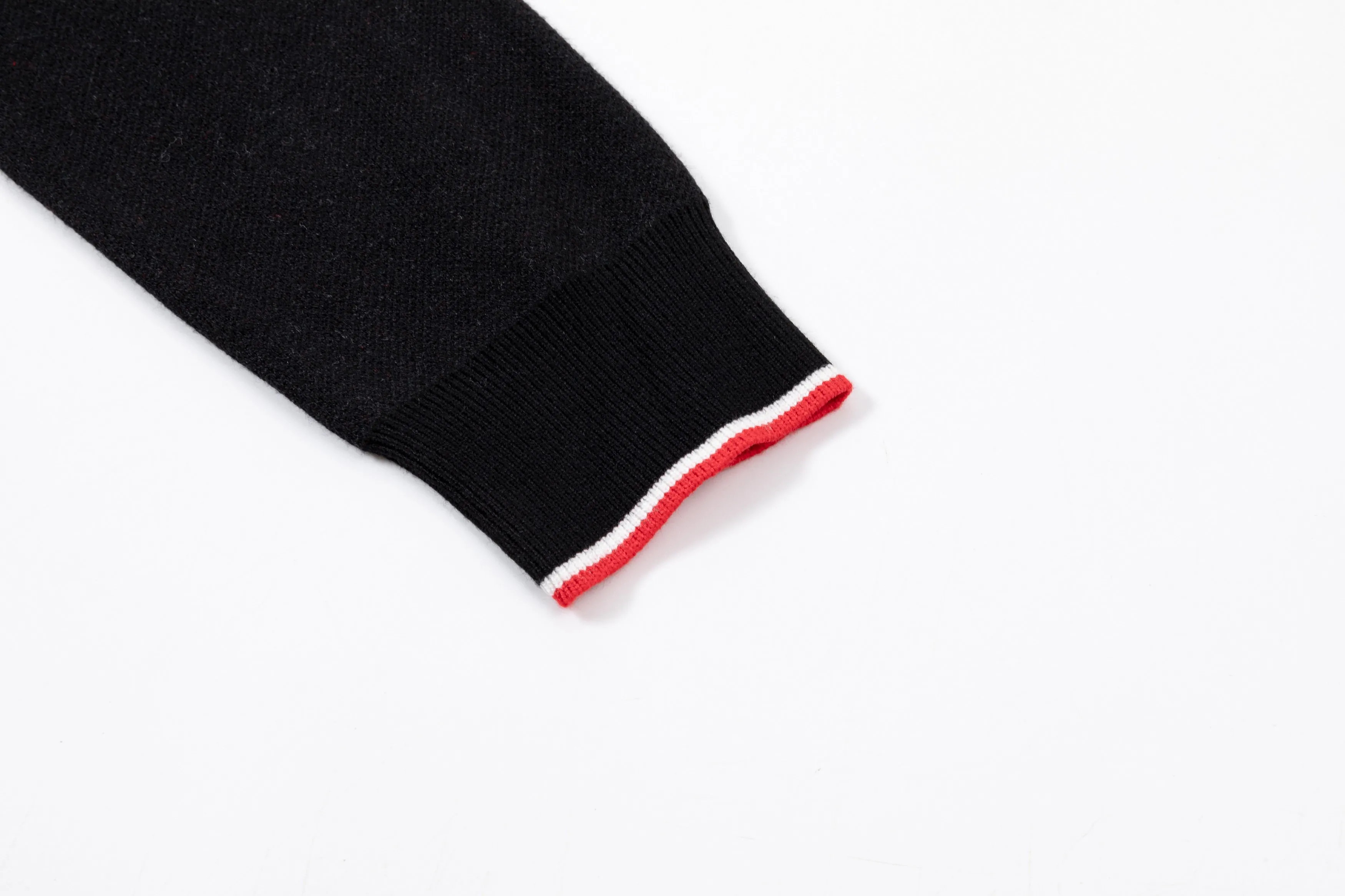 P320 MONCLER 25ss new round neck sweater. Original fabric. Made of custom-made natural medium-thick imported wool gauze. It feels very comfortable and smooth. The version is quite wide and stylish. Produced by a first-line brand factory. Woven by imported machines. It is very soft and skin-friendly. It will not deform after long-term wear. The latest autumn and winter style. Fashionable and personalized. Super versatile and good-looking. Very suitable for both men and women. A must-have for everyone. Color: royal blue black Size: M-3XL