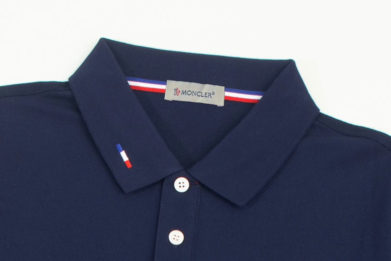 P210 MONCLER/Muzzled New style logo embroidered lapel long-sleeved polo shirt.  A simple yet refined T-shirt. The best item to create a modern and elegant look. Excellent channel product! Customer-supplied Piquet porous fiber pique cotton fabric, which can be called a "breathing fabric."  The unparalleled texture is inseparable from the exquisite materials used in craft tailoring. The craft knitted quilted design makes the hand feel extremely smooth and delicate without any roughness. The original logo design is more luxurious and noble. The upper body is comfortable and classy. The hand feels very smooth and soft. It can be easily controlled regardless of business, fashion or leisure. The age span is very large, which conforms to the trendy and practical dressing customs. It is the first choice for senior urban fashion people.  Black/white/Tibetan orchid Size: M~3XL