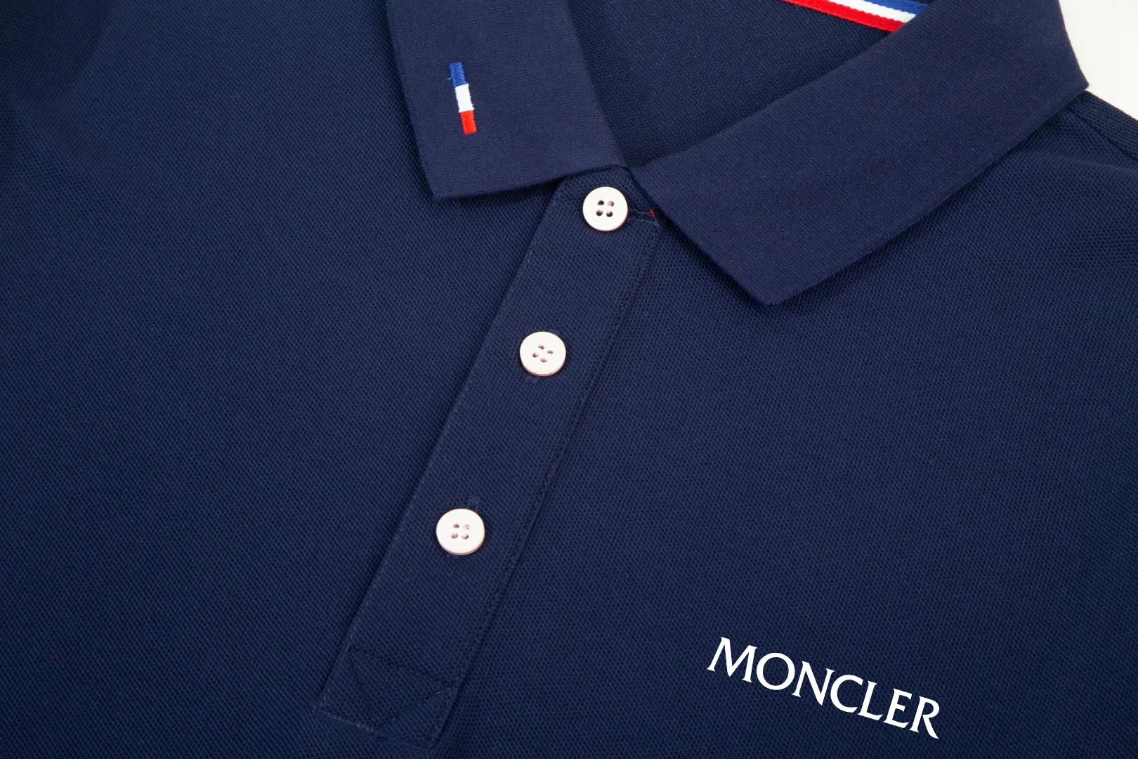 P210 MONCLER/Muzzled New style logo embroidered lapel long-sleeved polo shirt.  A simple yet refined T-shirt. The best item to create a modern and elegant look. Excellent channel product! Customer-supplied Piquet porous fiber pique cotton fabric, which can be called a "breathing fabric."  The unparalleled texture is inseparable from the exquisite materials used in craft tailoring. The craft knitted quilted design makes the hand feel extremely smooth and delicate without any roughness. The original logo design is more luxurious and noble. The upper body is comfortable and classy. The hand feels very smooth and soft. It can be easily controlled regardless of business, fashion or leisure. The age span is very large, which conforms to the trendy and practical dressing customs. It is the first choice for senior urban fashion people.  Black/white/Tibetan orchid Size: M~3XL