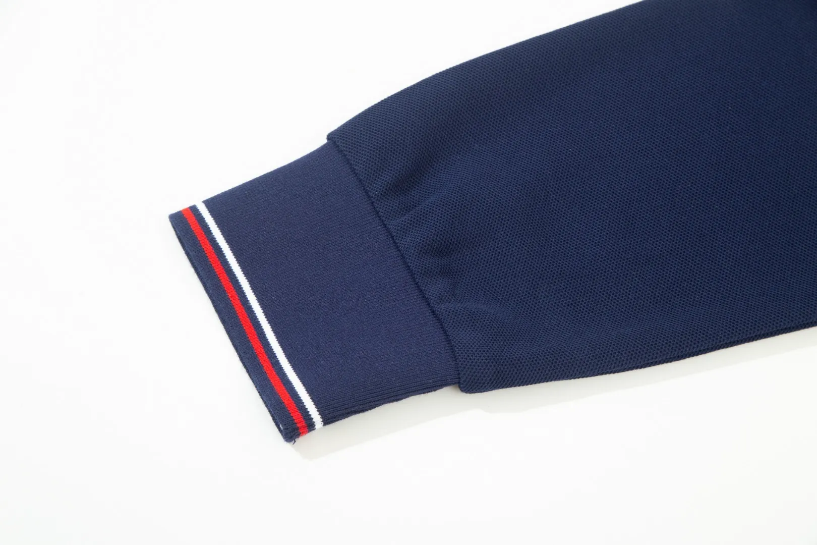 P210 MONCLER/Muzzled New style logo embroidered lapel long-sleeved polo shirt.  A simple yet refined T-shirt. The best item to create a modern and elegant look. Excellent channel product! Customer-supplied Piquet porous fiber pique cotton fabric, which can be called a "breathing fabric."  The unparalleled texture is inseparable from the exquisite materials used in craft tailoring. The craft knitted quilted design makes the hand feel extremely smooth and delicate without any roughness. The original logo design is more luxurious and noble. The upper body is comfortable and classy. The hand feels very smooth and soft. It can be easily controlled regardless of business, fashion or leisure. The age span is very large, which conforms to the trendy and practical dressing customs. It is the first choice for senior urban fashion people.  Black/white/Tibetan orchid Size: M~3XL