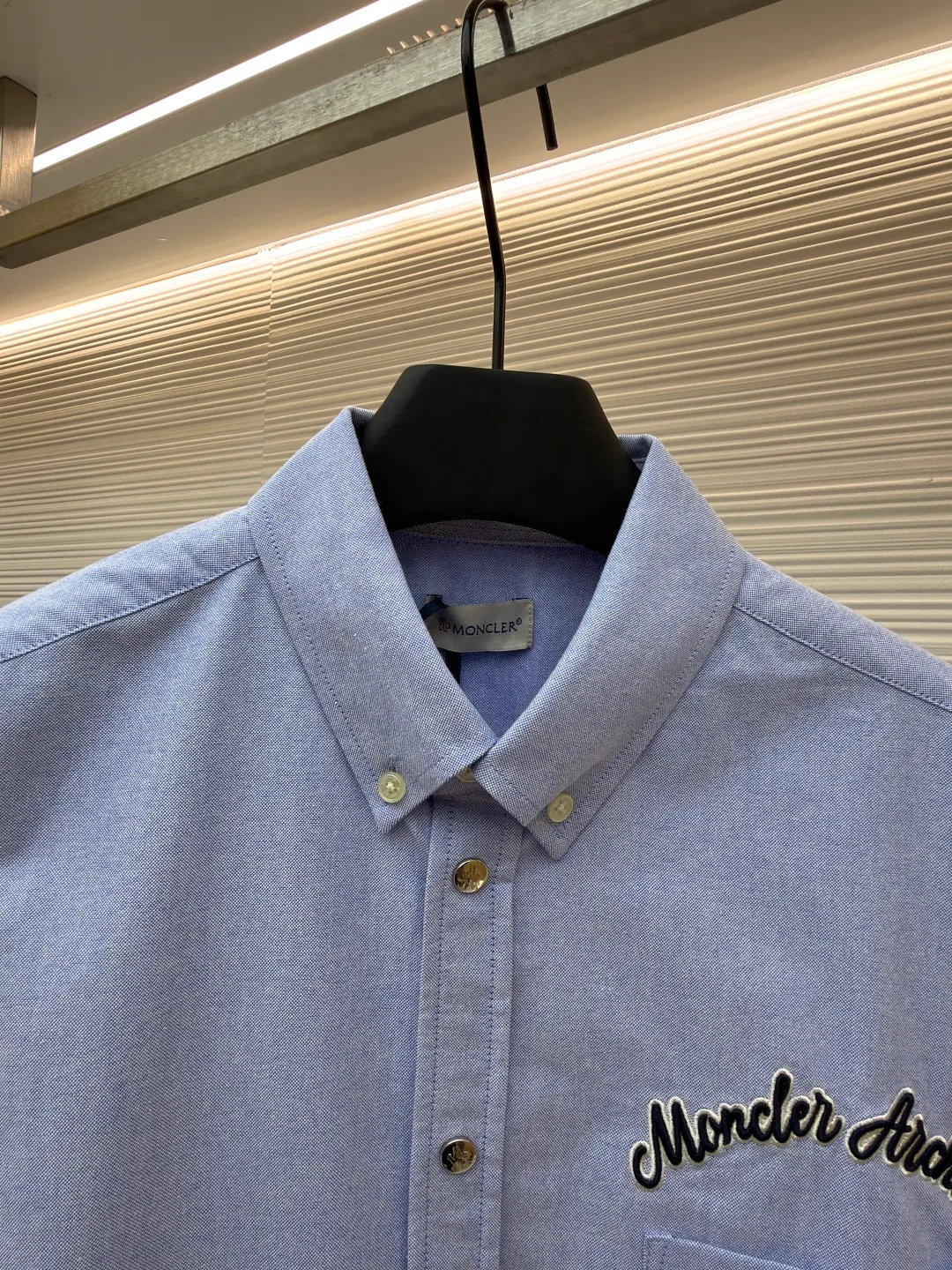 P420 Moncler logo embroidered Oxford cotton shirt ●Original version: 6550 purchase and development ●Item number: 1681490-A80 ●Fabric: moire cotton Oxford fabric ●Technology: embroidery production ●Color: blue ●Version: fitted version ●Weight: about 380 grams ●Size: S-M-L-XL ●Description: Custom-dyed moiré cotton Oxford fabric, as soft as clouds, light and delicate Using matte gray and light blue as the pen, I write the elegant color philosophy of the mountains on the pure cotton fabric. It is taken from nature and is designed with a tone higher than nature. The line of Moncler Archive embroidery on the chest is embellished. The seemingly random handwritten embroidery is actually Moncler's attitude towards the brand. Find a balance between relaxation and stiffness. Every step is like interpreting the dance of the human body and clothing. Imported machine embroidery technology is used to realize Moncler embroidery operations with high precision. The lines are smooth and delicate, and the fabrics have been sand-washed for better hand feel and texture. They are not easy to deform, shrink or fade, and maintain long-term beauty. The overall wiring is straight and delicate, the fabric is comfortable and soft, and the color is consistent without color difference. It can be matched with the same style to create a fashionable look and control various occasions. Customized accessories, complete with three standards, same style for men and women!