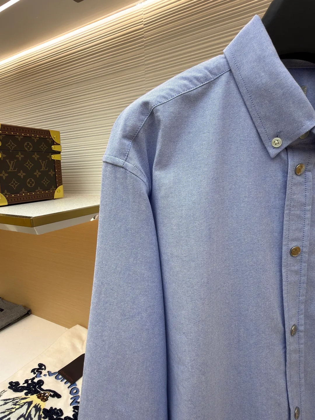P420 Moncler logo embroidered Oxford cotton shirt ●Original version: 6550 purchase and development ●Item number: 1681490-A80 ●Fabric: moire cotton Oxford fabric ●Technology: embroidery production ●Color: blue ●Version: fitted version ●Weight: about 380 grams ●Size: S-M-L-XL ●Description: Custom-dyed moiré cotton Oxford fabric, as soft as clouds, light and delicate Using matte gray and light blue as the pen, I write the elegant color philosophy of the mountains on the pure cotton fabric. It is taken from nature and is designed with a tone higher than nature. The line of Moncler Archive embroidery on the chest is embellished. The seemingly random handwritten embroidery is actually Moncler's attitude towards the brand. Find a balance between relaxation and stiffness. Every step is like interpreting the dance of the human body and clothing. Imported machine embroidery technology is used to realize Moncler embroidery operations with high precision. The lines are smooth and delicate, and the fabrics have been sand-washed for better hand feel and texture. They are not easy to deform, shrink or fade, and maintain long-term beauty. The overall wiring is straight and delicate, the fabric is comfortable and soft, and the color is consistent without color difference. It can be matched with the same style to create a fashionable look and control various occasions. Customized accessories, complete with three standards, same style for men and women!