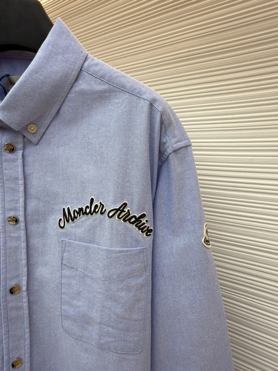 P420 Moncler logo embroidered Oxford cotton shirt ●Original version: 6550 purchase and development ●Item number: 1681490-A80 ●Fabric: moire cotton Oxford fabric ●Technology: embroidery production ●Color: blue ●Version: fitted version ●Weight: about 380 grams ●Size: S-M-L-XL ●Description: Custom-dyed moiré cotton Oxford fabric, as soft as clouds, light and delicate Using matte gray and light blue as the pen, I write the elegant color philosophy of the mountains on the pure cotton fabric. It is taken from nature and is designed with a tone higher than nature. The line of Moncler Archive embroidery on the chest is embellished. The seemingly random handwritten embroidery is actually Moncler's attitude towards the brand. Find a balance between relaxation and stiffness. Every step is like interpreting the dance of the human body and clothing. Imported machine embroidery technology is used to realize Moncler embroidery operations with high precision. The lines are smooth and delicate, and the fabrics have been sand-washed for better hand feel and texture. They are not easy to deform, shrink or fade, and maintain long-term beauty. The overall wiring is straight and delicate, the fabric is comfortable and soft, and the color is consistent without color difference. It can be matched with the same style to create a fashionable look and control various occasions. Customized accessories, complete with three standards, same style for men and women!