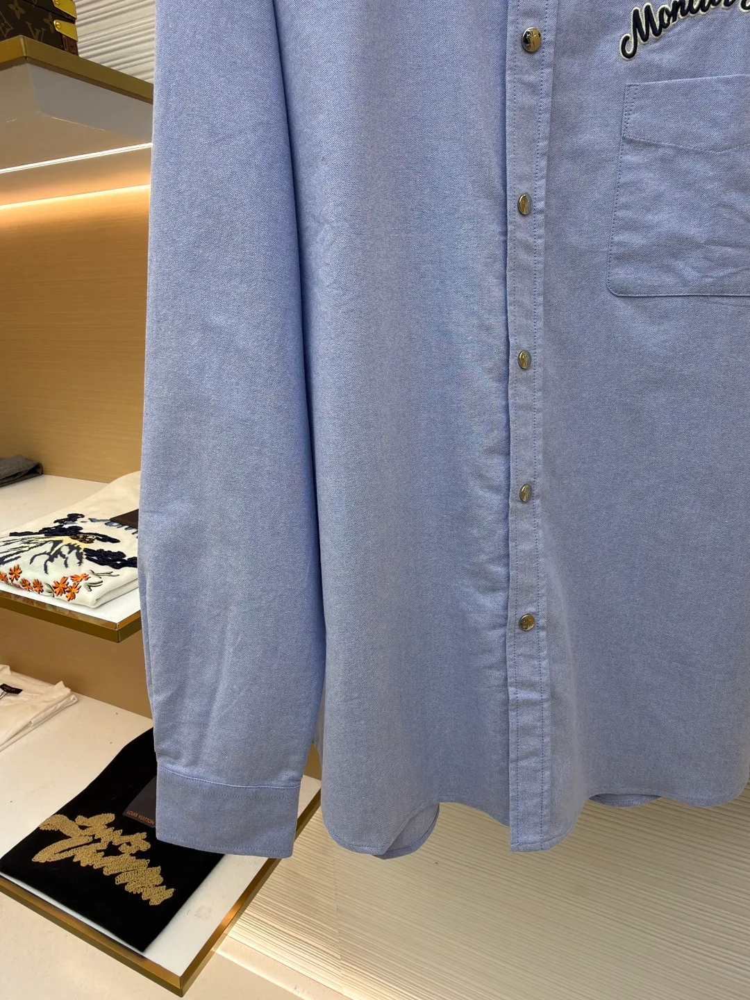 P420 Moncler logo embroidered Oxford cotton shirt ●Original version: 6550 purchase and development ●Item number: 1681490-A80 ●Fabric: moire cotton Oxford fabric ●Technology: embroidery production ●Color: blue ●Version: fitted version ●Weight: about 380 grams ●Size: S-M-L-XL ●Description: Custom-dyed moiré cotton Oxford fabric, as soft as clouds, light and delicate Using matte gray and light blue as the pen, I write the elegant color philosophy of the mountains on the pure cotton fabric. It is taken from nature and is designed with a tone higher than nature. The line of Moncler Archive embroidery on the chest is embellished. The seemingly random handwritten embroidery is actually Moncler's attitude towards the brand. Find a balance between relaxation and stiffness. Every step is like interpreting the dance of the human body and clothing. Imported machine embroidery technology is used to realize Moncler embroidery operations with high precision. The lines are smooth and delicate, and the fabrics have been sand-washed for better hand feel and texture. They are not easy to deform, shrink or fade, and maintain long-term beauty. The overall wiring is straight and delicate, the fabric is comfortable and soft, and the color is consistent without color difference. It can be matched with the same style to create a fashionable look and control various occasions. Customized accessories, complete with three standards, same style for men and women!