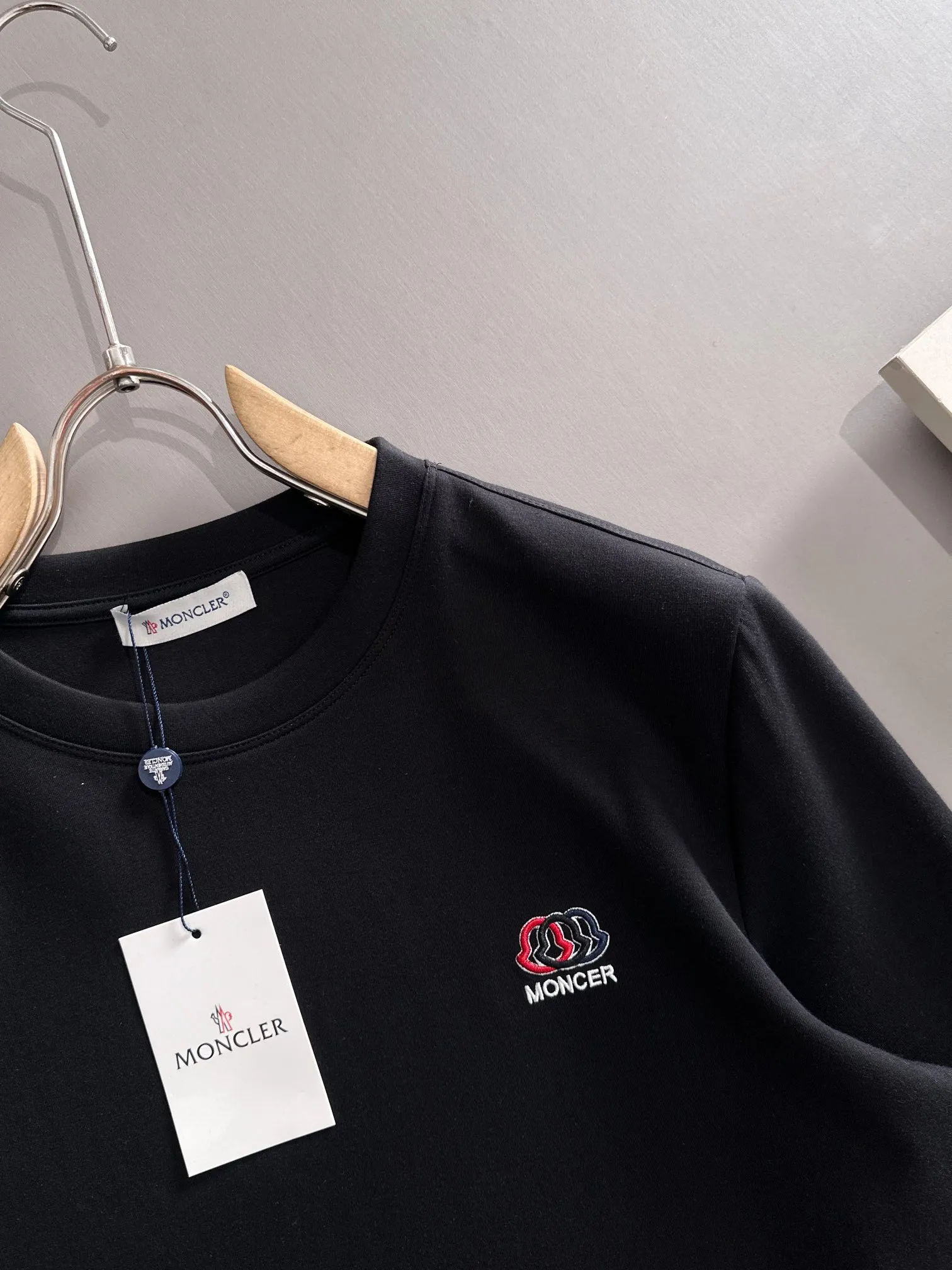 P250 🌸🌸 Moncler 2025 new autumn and winter men's round neck long-sleeved T-shirt sweatshirt, super classic design. Simple without any unnecessary cumbersomeness. This style is an indispensable and versatile item for men in autumn and winter. It is made of 340g pure cotton fabric and is made of imported high-quality fabrics. It is super comfortable to wear. The fabric is warm and textured, avant-garde and practical. Exquisite and perfect craftsmanship, the latest official website design, a classic in the fashionable and casual series, the main product in the counter! Craftsmanship: Reproduction of the original! The details are impeccable and the brand element design concept is of high quality. Color: Picture color, complete with three standards! Size:M-xxxL