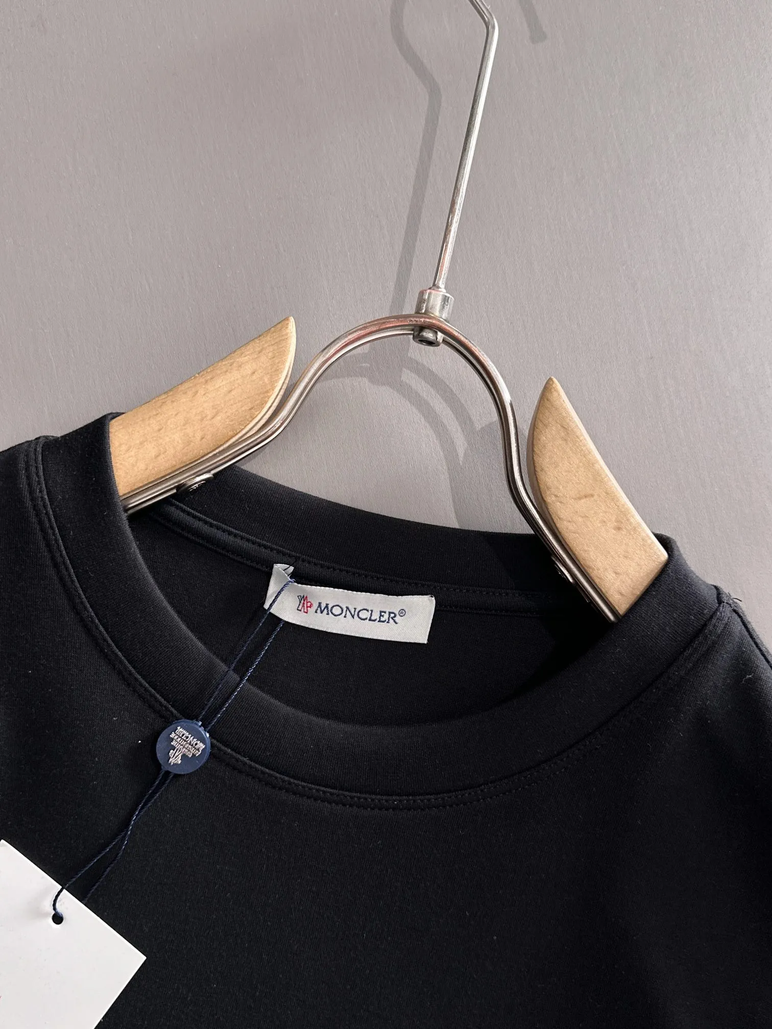 P250 🌸🌸 Moncler 2025 new autumn and winter men's round neck long-sleeved T-shirt sweatshirt, super classic design. Simple without any unnecessary cumbersomeness. This style is an indispensable and versatile item for men in autumn and winter. It is made of 340g pure cotton fabric and is made of imported high-quality fabrics. It is super comfortable to wear. The fabric is warm and textured, avant-garde and practical. Exquisite and perfect craftsmanship, the latest official website design, a classic in the fashionable and casual series, the main product in the counter! Craftsmanship: Reproduction of the original! The details are impeccable and the brand element design concept is of high quality. Color: Picture color, complete with three standards! Size:M-xxxL