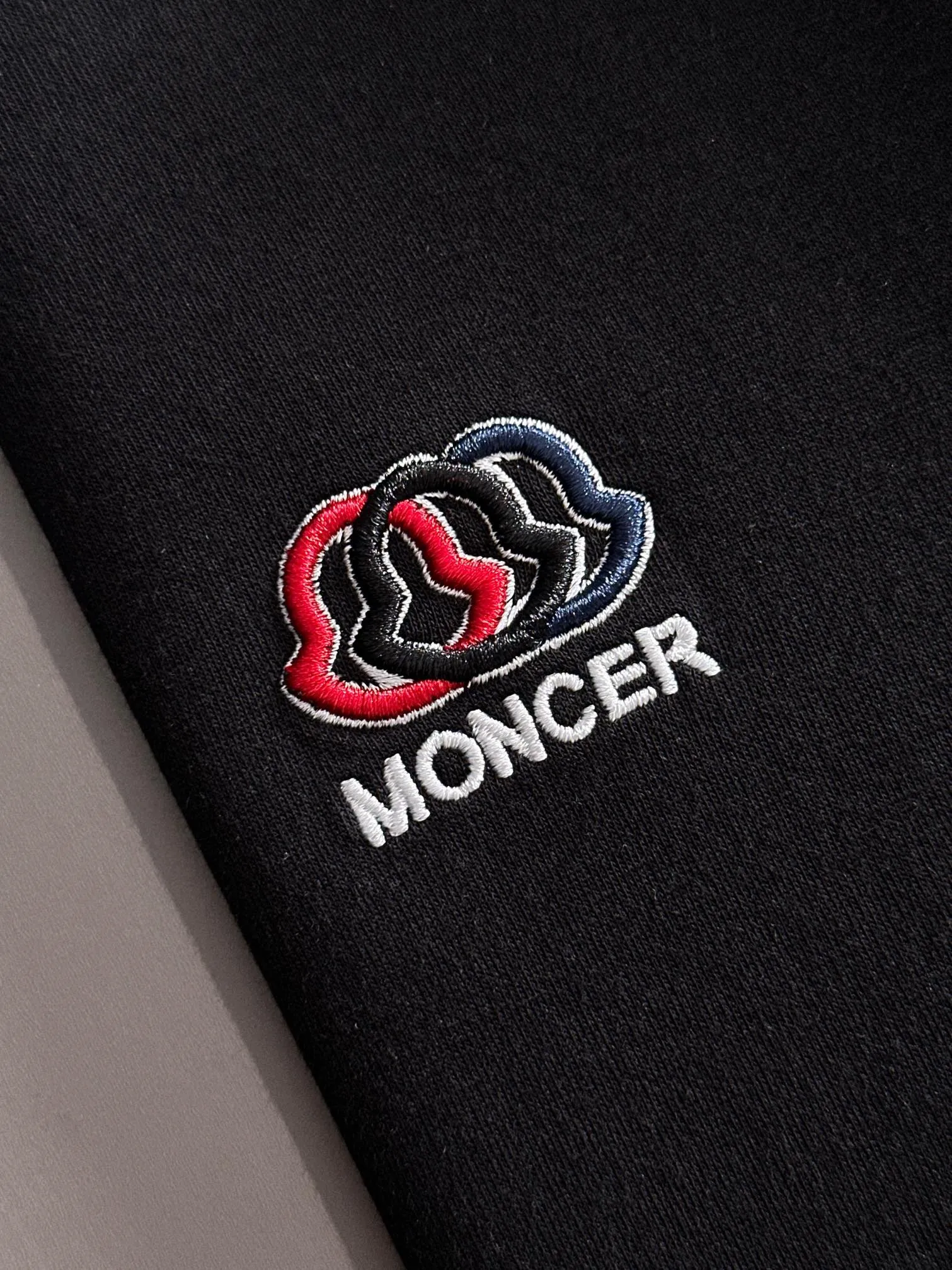 P250 🌸🌸 Moncler 2025 new autumn and winter men's round neck long-sleeved T-shirt sweatshirt, super classic design. Simple without any unnecessary cumbersomeness. This style is an indispensable and versatile item for men in autumn and winter. It is made of 340g pure cotton fabric and is made of imported high-quality fabrics. It is super comfortable to wear. The fabric is warm and textured, avant-garde and practical. Exquisite and perfect craftsmanship, the latest official website design, a classic in the fashionable and casual series, the main product in the counter! Craftsmanship: Reproduction of the original! The details are impeccable and the brand element design concept is of high quality. Color: Picture color, complete with three standards! Size:M-xxxL