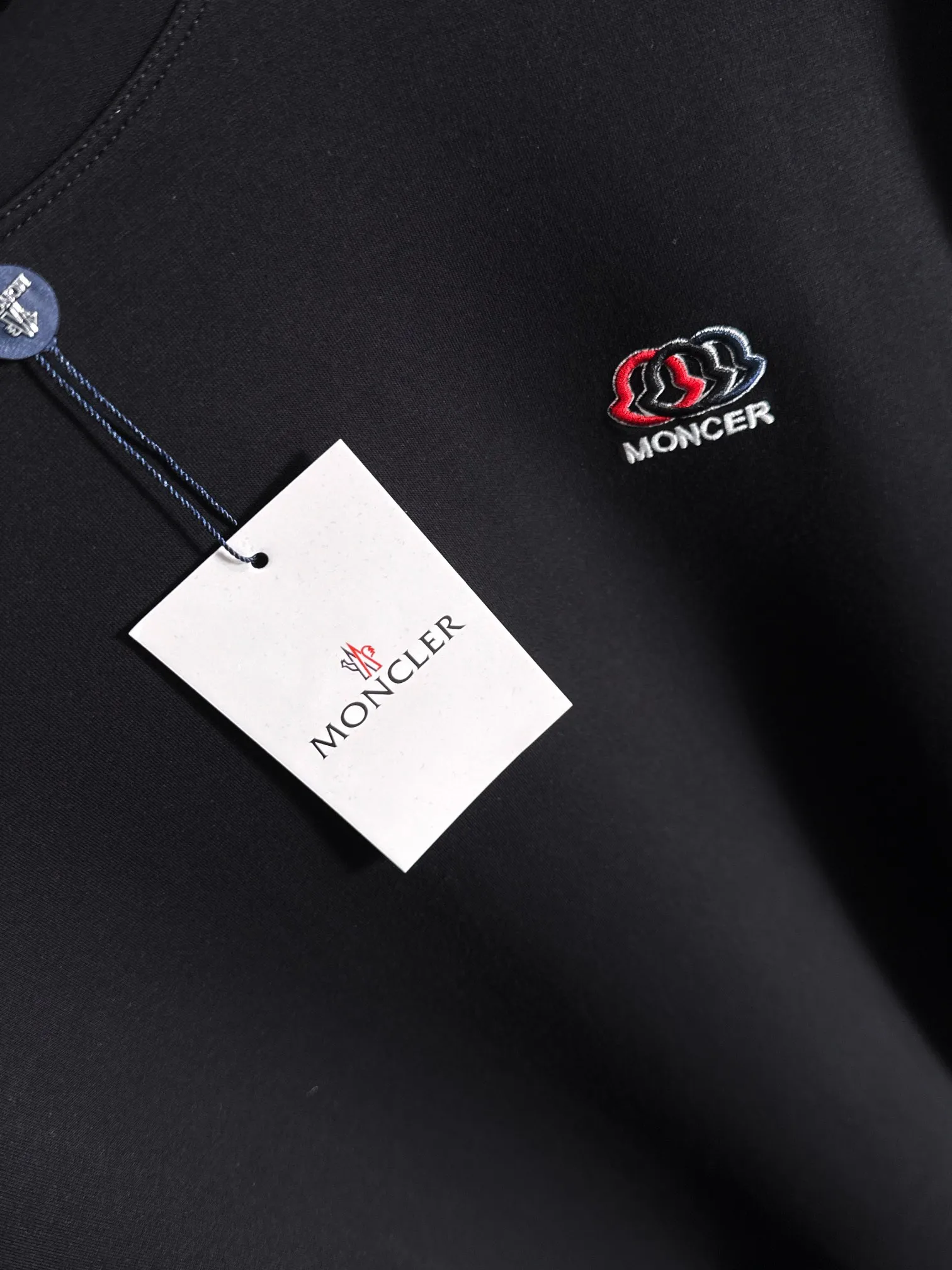 P250 🌸🌸 Moncler 2025 new autumn and winter men's round neck long-sleeved T-shirt sweatshirt, super classic design. Simple without any unnecessary cumbersomeness. This style is an indispensable and versatile item for men in autumn and winter. It is made of 340g pure cotton fabric and is made of imported high-quality fabrics. It is super comfortable to wear. The fabric is warm and textured, avant-garde and practical. Exquisite and perfect craftsmanship, the latest official website design, a classic in the fashionable and casual series, the main product in the counter! Craftsmanship: Reproduction of the original! The details are impeccable and the brand element design concept is of high quality. Color: Picture color, complete with three standards! Size:M-xxxL