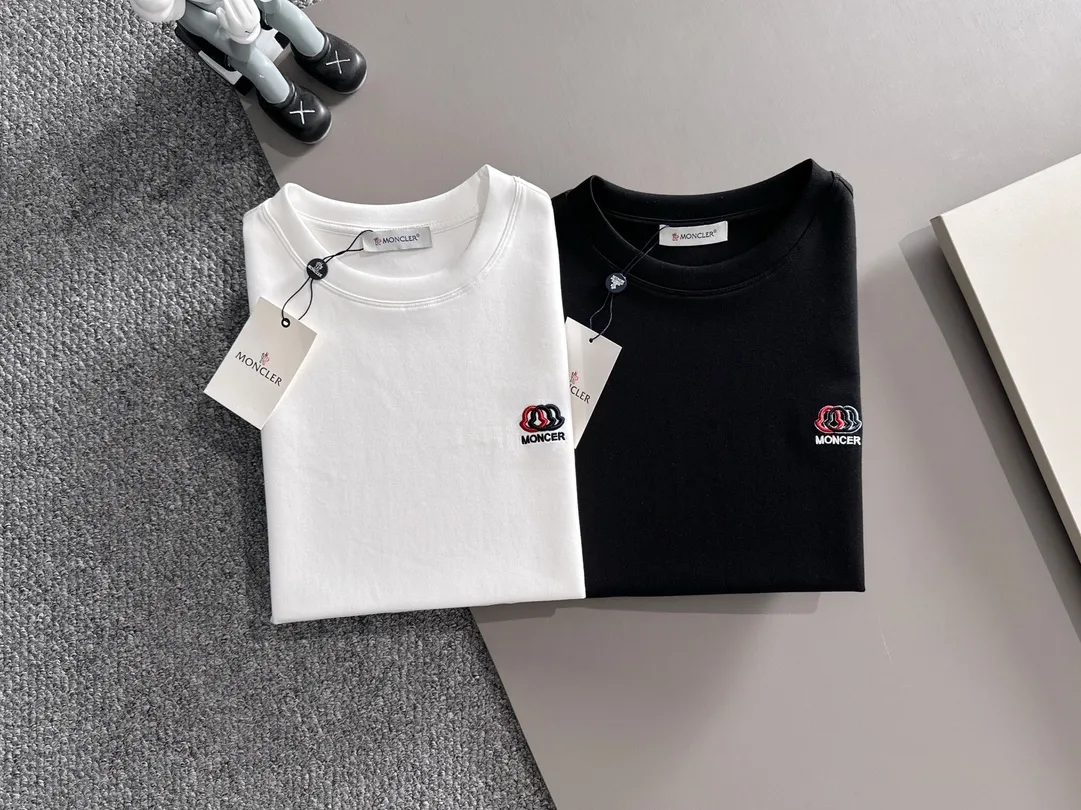 P250 🌸🌸 Moncler 2025 new autumn and winter men's round neck long-sleeved T-shirt sweatshirt, super classic design. Simple without any unnecessary cumbersomeness. This style is an indispensable and versatile item for men in autumn and winter. It is made of 340g pure cotton fabric and is made of imported high-quality fabrics. It is super comfortable to wear. The fabric is warm and textured, avant-garde and practical. Exquisite and perfect craftsmanship, the latest official website design, a classic in the fashionable and casual series, the main product in the counter! Craftsmanship: Reproduction of the original! The details are impeccable and the brand element design concept is of high quality. Color: Picture color, complete with three standards! Size:M-xxxL