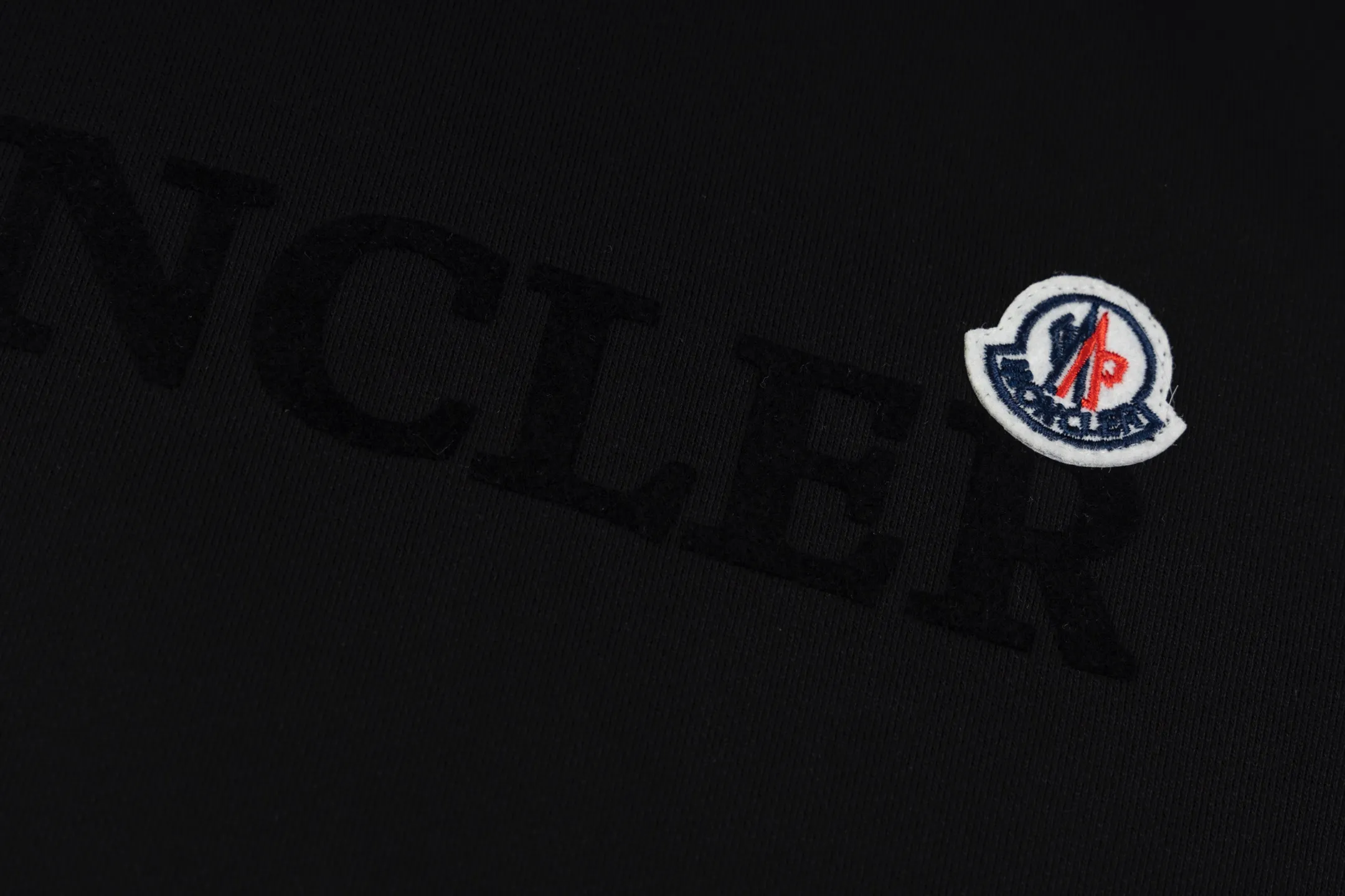 P230 model number B38 round neck sweatshirt with masked flocking and foaming letters and small labels. MONCLER counter consistent sweatshirt. The fabric is made of 420g double-stranded double yarn terry in the same cylinder. 2×2 pure cotton high-elastic fine thread does not deform. Imported machine flocking and foaming printing technology➕classic small label. Internet celebrity popular model, versatile OS version, can be worn up to about 180 catties. Factory assembly line work, imported machine double-line press technology, three complete standards, customized accessories Alignment, same style for men and women colour: black navy size: S M L XL Manual measurement error of about 1-3cm is normal