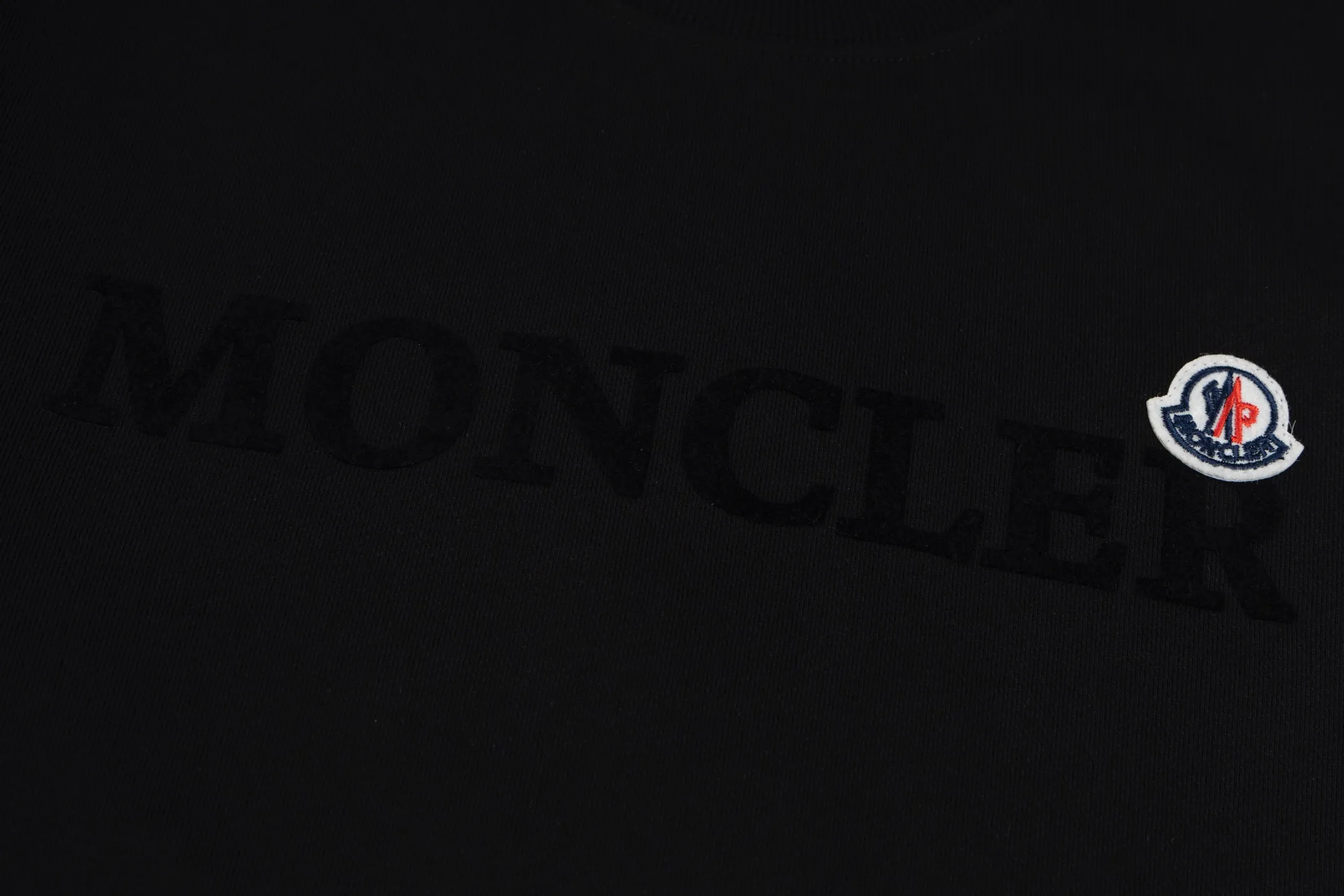 P230 model number B38 round neck sweatshirt with masked flocking and foaming letters and small labels. MONCLER counter consistent sweatshirt. The fabric is made of 420g double-stranded double yarn terry in the same cylinder. 2×2 pure cotton high-elastic fine thread does not deform. Imported machine flocking and foaming printing technology➕classic small label. Internet celebrity popular model, versatile OS version, can be worn up to about 180 catties. Factory assembly line work, imported machine double-line press technology, three complete standards, customized accessories Alignment, same style for men and women colour: black navy size: S M L XL Manual measurement error of about 1-3cm is normal