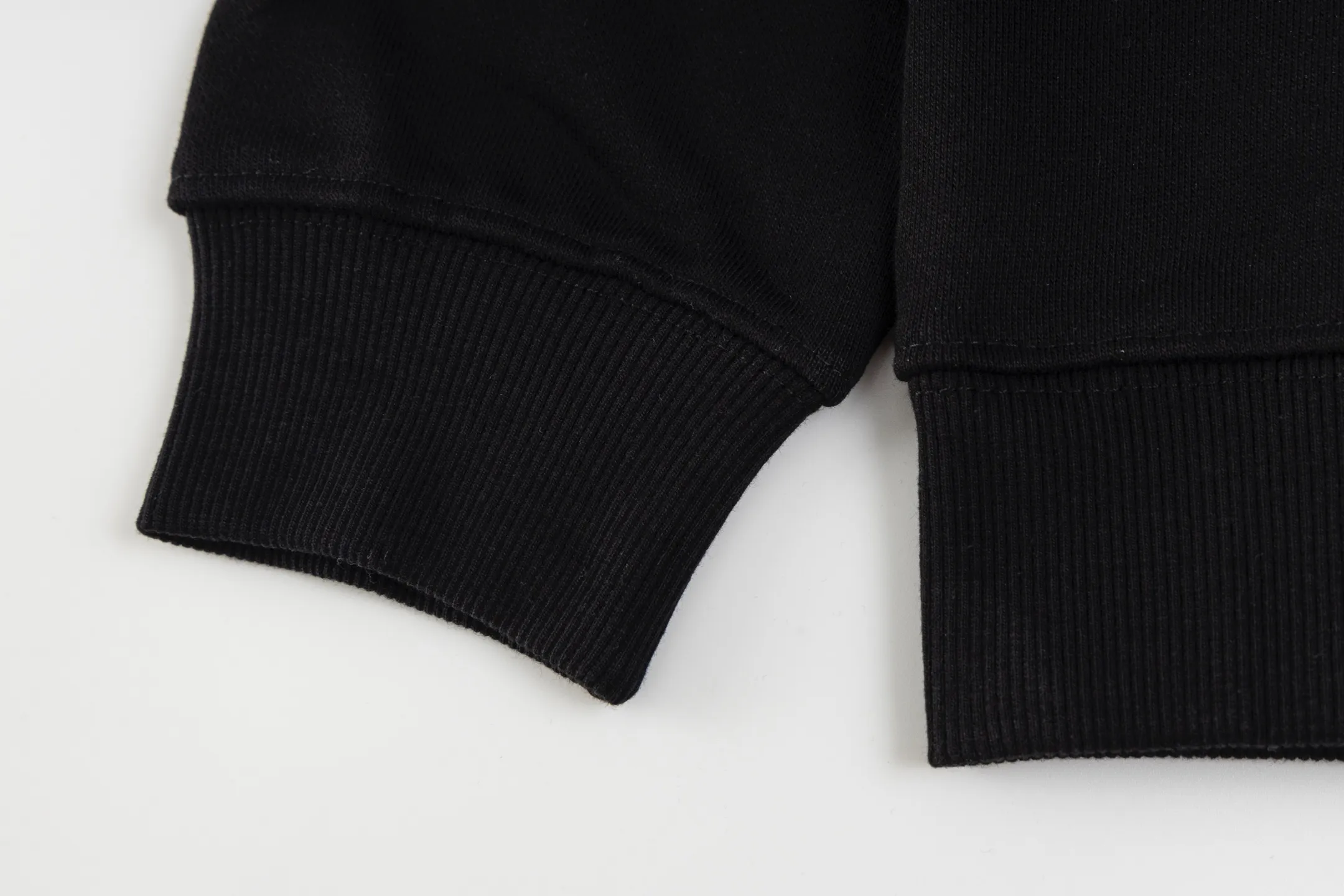 P230 model number B38 round neck sweatshirt with masked flocking and foaming letters and small labels. MONCLER counter consistent sweatshirt. The fabric is made of 420g double-stranded double yarn terry in the same cylinder. 2×2 pure cotton high-elastic fine thread does not deform. Imported machine flocking and foaming printing technology➕classic small label. Internet celebrity popular model, versatile OS version, can be worn up to about 180 catties. Factory assembly line work, imported machine double-line press technology, three complete standards, customized accessories Alignment, same style for men and women colour: black navy size: S M L XL Manual measurement error of about 1-3cm is normal