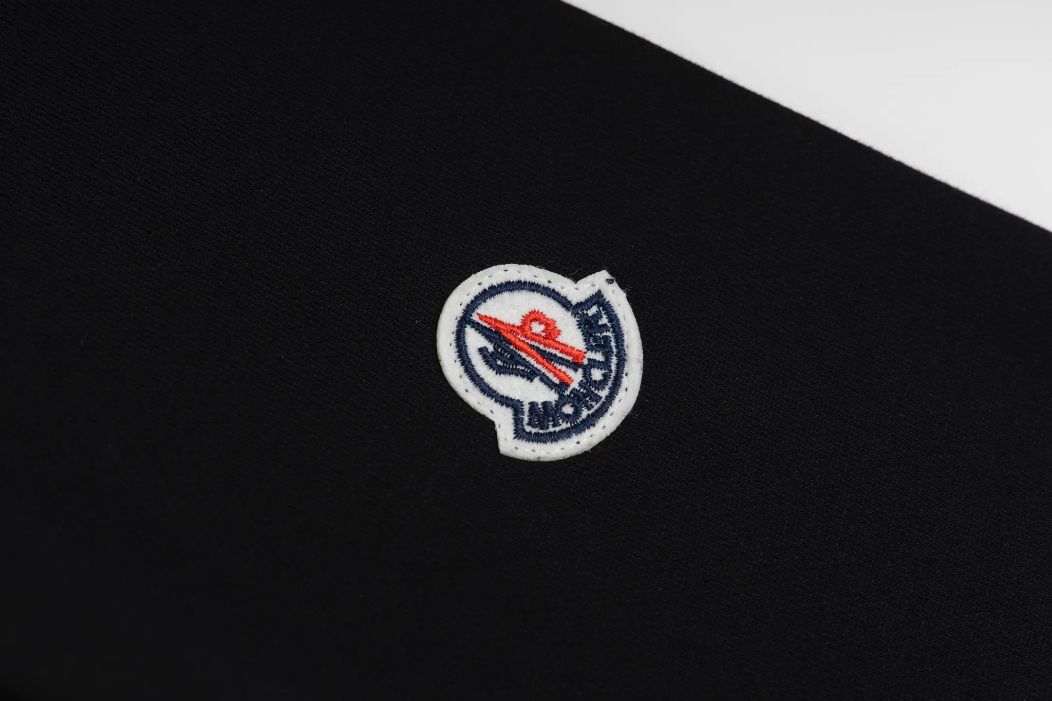 P230 model number B38 round neck sweatshirt with masked flocking and foaming letters and small labels. MONCLER counter consistent sweatshirt. The fabric is made of 420g double-stranded double yarn terry in the same cylinder. 2×2 pure cotton high-elastic fine thread does not deform. Imported machine flocking and foaming printing technology➕classic small label. Internet celebrity popular model, versatile OS version, can be worn up to about 180 catties. Factory assembly line work, imported machine double-line press technology, three complete standards, customized accessories Alignment, same style for men and women colour: black navy size: S M L XL Manual measurement error of about 1-3cm is normal