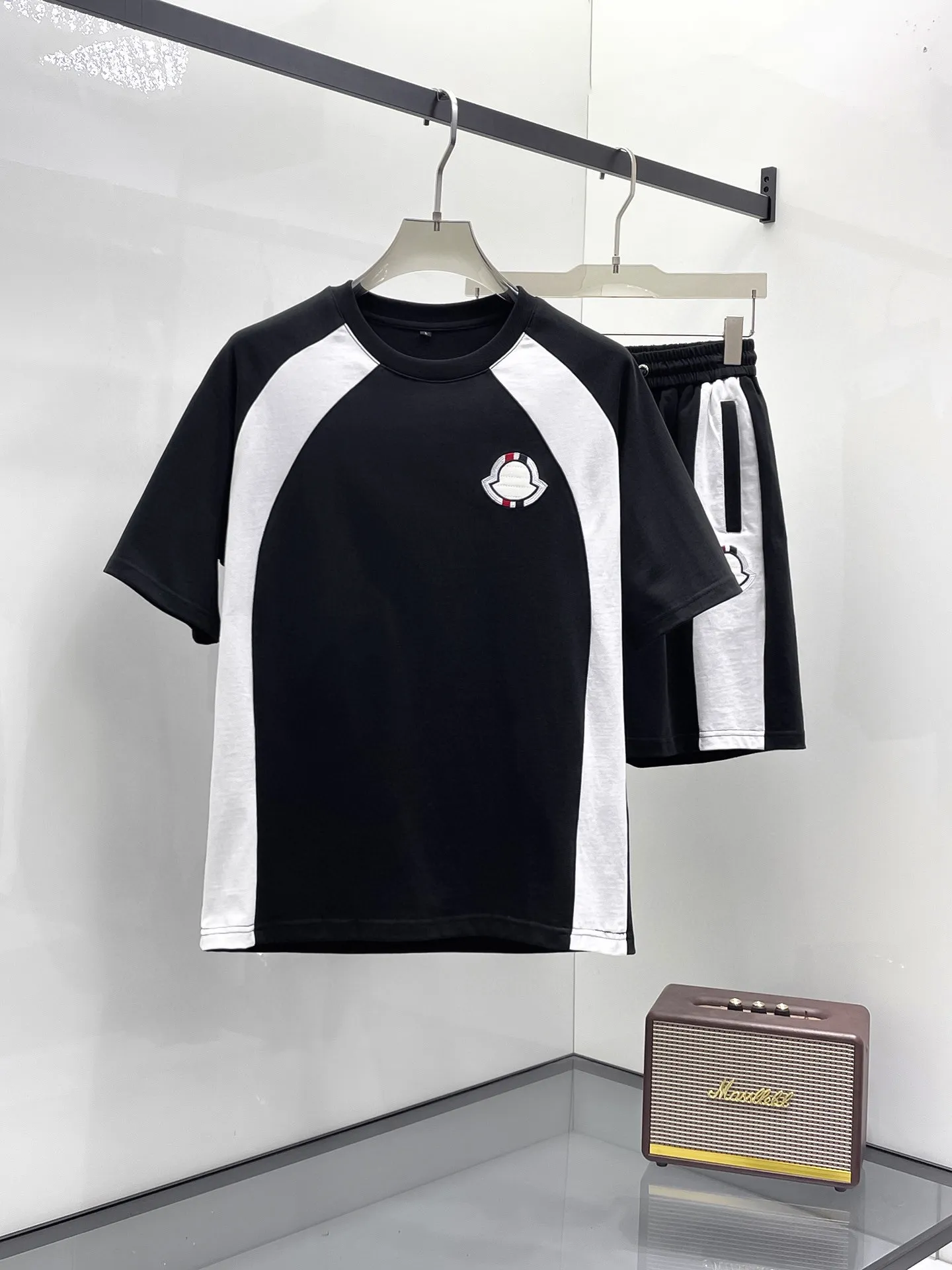 P560 Brand [MONCLER Mouth Covered] 2025 round neck short-sleeved shorts suit. The pure cotton fabric upper body will not be stuffy, the smooth and comfortable skin-friendly effect is more breathable, the fabric has its own texture, classic logo technology, a new interpretation from a unique angle, the first choice for fashion and versatility! Size: M-3XL (maximum wear: 190 pounds)