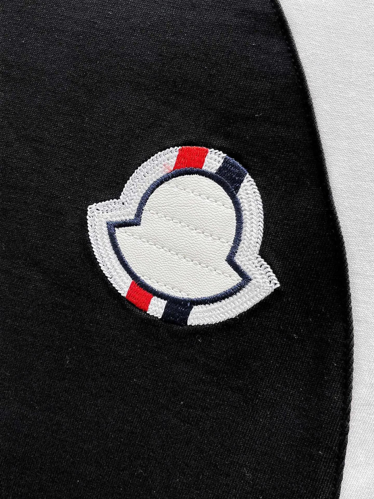 P560 Brand [MONCLER Mouth Covered] 2025 round neck short-sleeved shorts suit. The pure cotton fabric upper body will not be stuffy, the smooth and comfortable skin-friendly effect is more breathable, the fabric has its own texture, classic logo technology, a new interpretation from a unique angle, the first choice for fashion and versatility! Size: M-3XL (maximum wear: 190 pounds)