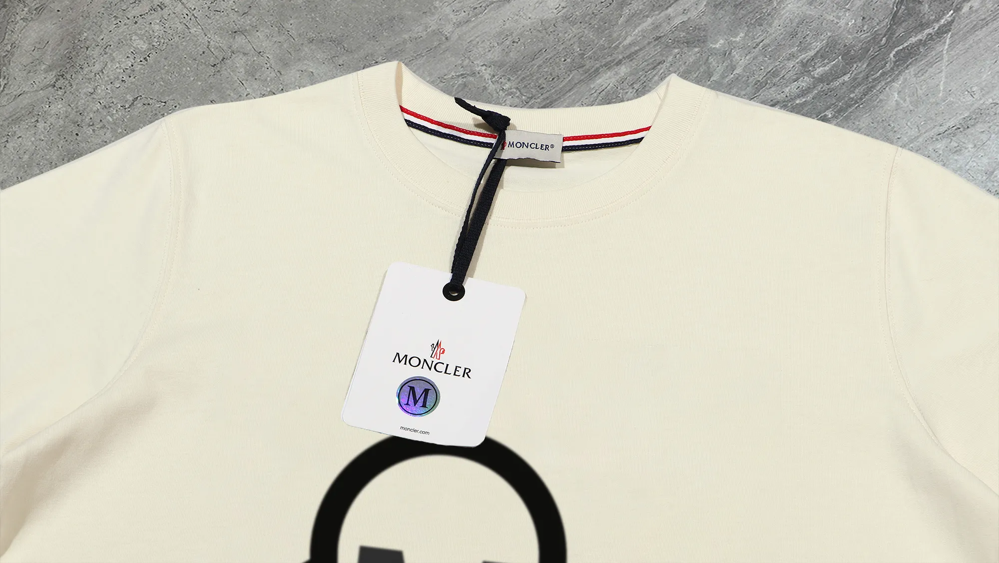 P210 High-version sweatshirt) [Long-term stock] 〖𝐌𝐎𝐍𝐂𝐋𝐄𝐑~Mask〗 Made of 440g heavy-weight fabric. It is different from the market currency. It can be matched with any variety and is properly handsome. 😎The whole dress is made of double waistcoats. The double waistcoats make the whole dress more three-dimensional. Not ordinary factories can do such fine work. 2025 Spring runway version of the T stage, on sale at the counter, round neck terry sweatshirt, high-end double-strand pure cotton, custom-made stretch ribs, dyed in the same vat, complete with three standards, matched with exquisite embroidered LOGO on the chest, simple and advanced, same style for men and women. Color: black, apricot, white, size: S M L XL 2XL
