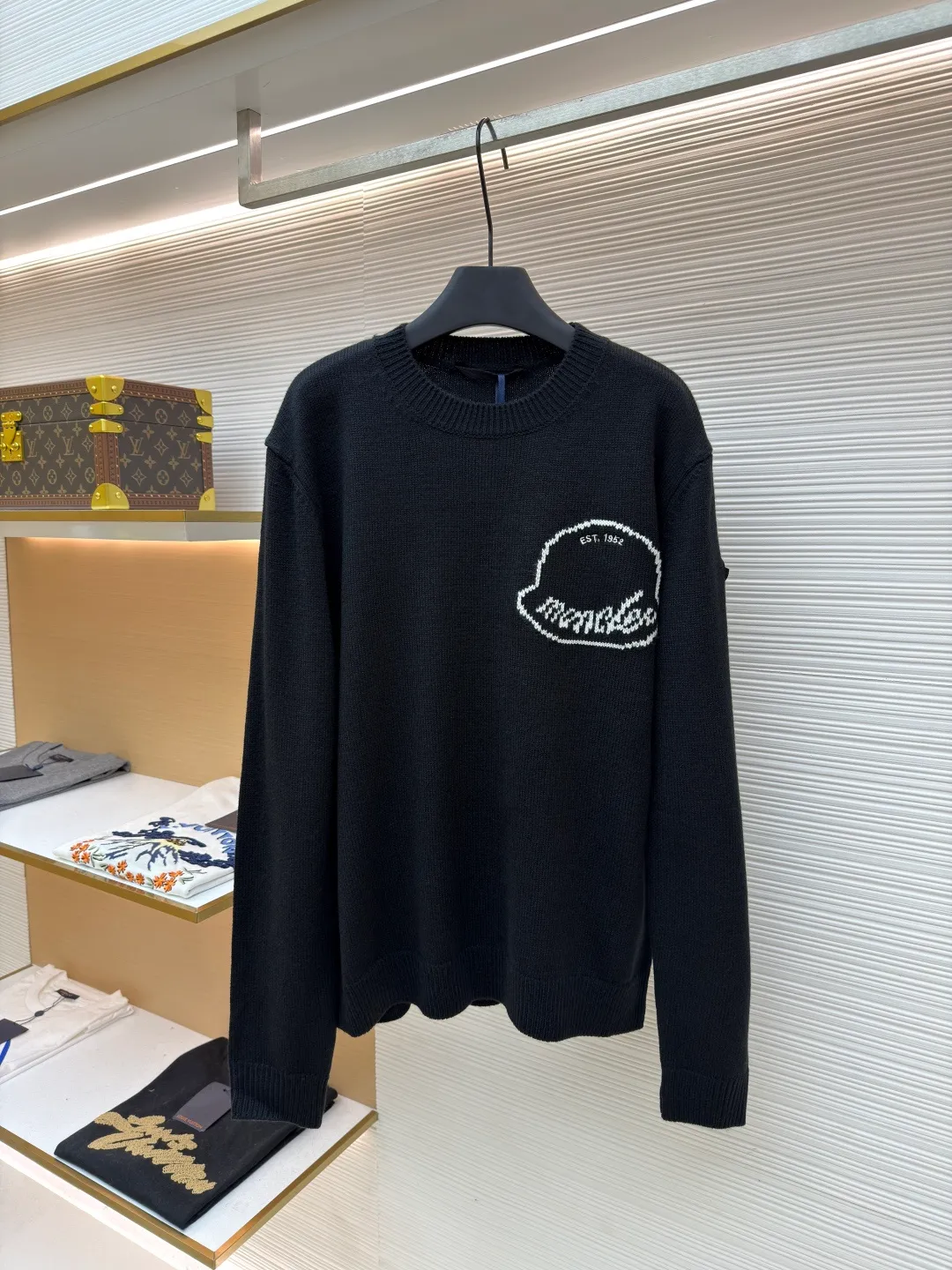 P450 Moncler embroidered logo round neck long-sleeved sweater ●Original version: purchased and developed by 3773 ●Item number: 1681589-A95 ●Fabric: wool double-ply blended fabric ●Technology: jacquard production ●Color: black ●Version: fitted version ●Weight: about 555 grams ●Size: S-M-L-XL ●Description: This MONCLER embroidered logo round neck long-sleeved sweater is made of high-quality wool blend fabric, which is soft and comfortable to the touch and has good warmth retention. Classic round neck design, simple and elegant, suitable for daily wear. The brand logo on the chest uses fine embroidery technology, and the pattern is three-dimensional and clear, highlighting the brand recognition. The body has a form-fitting silhouette and a smooth cut for comfort and freedom of movement. In the production process, wool jacquard and wool enzyme washing technologies are used to make the fabric softer and skin-friendly while maintaining a stable pattern. The stitching is even and firm, and the details are meticulously handled, reflecting the brand's strict control over quality. The overall design is simple and elegant, suitable for various occasions. Whether it is business or leisure, it can show an elegant and decent style. The overall wiring is straight and delicate, the fabric is comfortable and soft, and the color is consistent without color difference. It can be matched with the same style to create a fashionable look and control various occasions. Customized accessories, complete with three standards, same style for men and women!